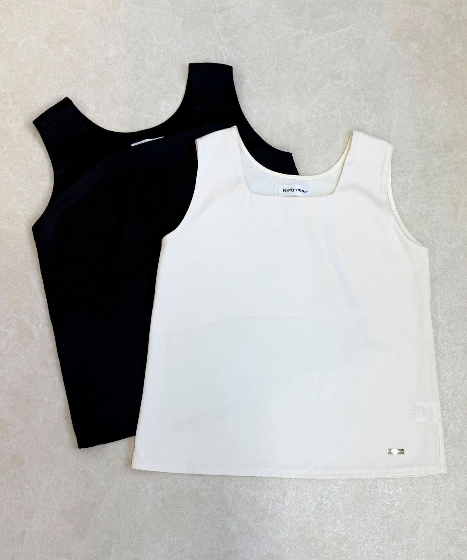 【フレディ&グロスター/FREDY&GLOSTER】の【完売カラー追加販売決定】リラックスサテンタンク インテリア・キッズ・メンズ・レディースファッション・服の通販 founy(ファニー) 　ファッション　Fashion　レディースファッション　Fashion for Women　インナー　Innerwear　サテン　Satin, Glossy Fabric　シンプル　Simple, Minimal　ジャケット　Jacket, Outerwear　スクエア　Square, Square Shape　とろみ　Fluid, Flowy Fabric　タンク　Tank Top, Sleeveless Top　デコルテ　Décolleté, Neckline　デニム　Denim, Jeans Material　定番　Standard, Basic Item　人気　Popular, Best Seller　パターン　Pattern, Design Print　プレート　Plate, Dish　ワンポイント　One Point, Statement Accent　エレガント 上品　Elegant　2025年　2025　2025-2026秋冬・A/W　Autumn/Winter 2025–26 AW25–26　オフホワイト|ID: prp329100004734965 ipo3291000000034440627