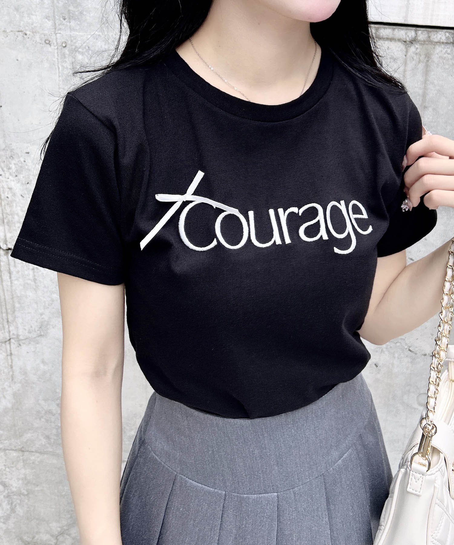 【イング/INGNI】のリボン付ラメ刺繍ロゴTシャツ インテリア・キッズ・メンズ・レディースファッション・服の通販 founy(ファニー) 　ファッション　Fashion　レディースファッション　Fashion for Women　トップス・カットソー　Cut & Sew Tops　シャツ・ブラウス・オフィスカジュアル　Elegant Blouses & Button-Ups　ロングTシャツ・Tシャツ　Longline T-Shirts & Tees　スマホ　Smartphone, Mobile Device　ブルゾン　Blouson, Bomber Jacket　ベーシック　Basic, Essential　リボン　Ribbon, Bow　クロ/オフラメ|ID: prp329100004735090 ipo3291000000034204795