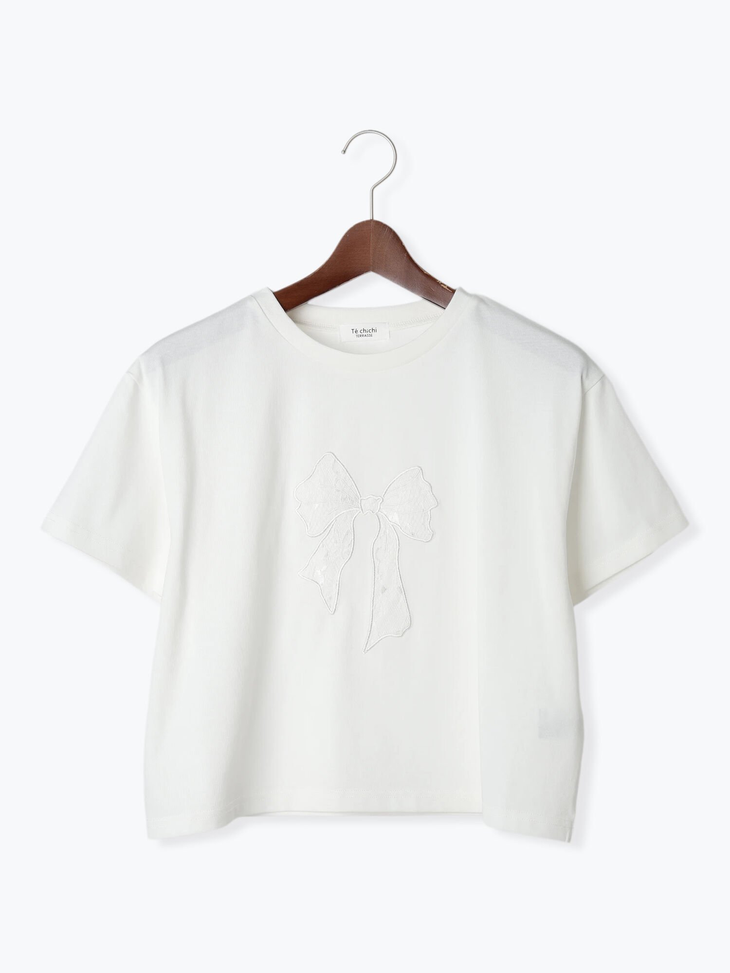 【テチチ/Te chichi】の【接触冷感】レース刺繍クロップドTシャツ インテリア・キッズ・メンズ・レディースファッション・服の通販 founy(ファニー) 　ファッション　Fashion　レディースファッション　Fashion for Women　トップス・カットソー　Cut & Sew Tops　シャツ・ブラウス・オフィスカジュアル　Elegant Blouses & Button-Ups　ロングTシャツ・Tシャツ　Longline T-Shirts & Tees　クロップド　Cropped, Short Length　コンパクト　Compact, Small Size　モチーフ　Motif, Design Theme　リボン　Ribbon, Bow　レース　Lace, Lace Fabric　オフホワイト|ID: prp329100004735093 ipo3291000000034272009