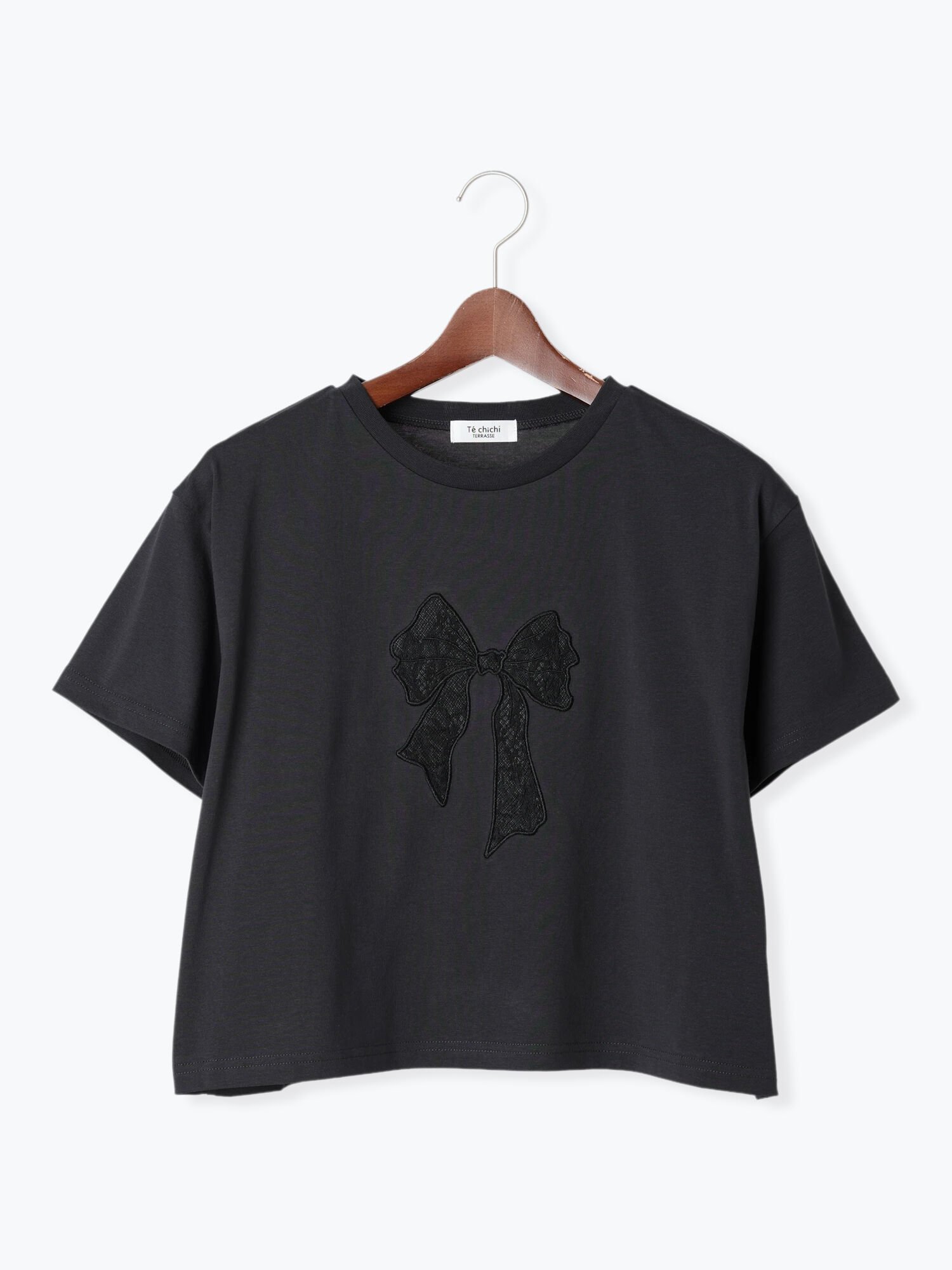 【テチチ/Te chichi】の【接触冷感】レース刺繍クロップドTシャツ インテリア・キッズ・メンズ・レディースファッション・服の通販 founy(ファニー) 　ファッション　Fashion　レディースファッション　Fashion for Women　トップス・カットソー　Cut & Sew Tops　シャツ・ブラウス・オフィスカジュアル　Elegant Blouses & Button-Ups　ロングTシャツ・Tシャツ　Longline T-Shirts & Tees　クロップド　Cropped, Short Length　コンパクト　Compact, Small Size　モチーフ　Motif, Design Theme　リボン　Ribbon, Bow　レース　Lace, Lace Fabric　チャコールグレー|ID: prp329100004735093 ipo3291000000034272010