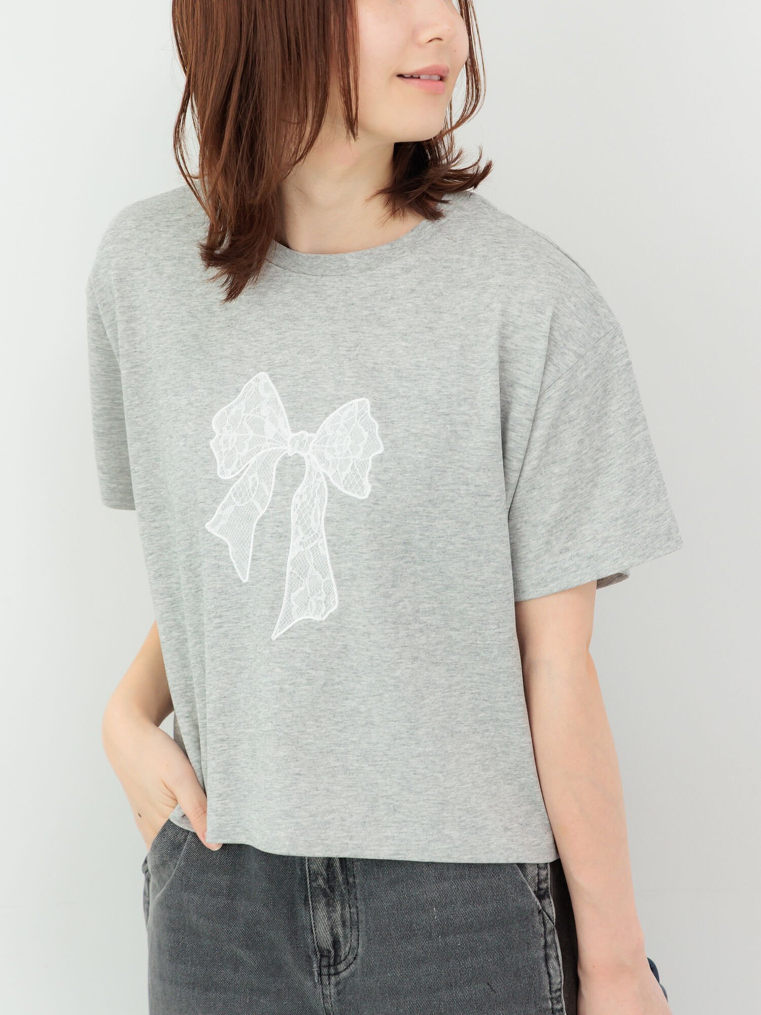【テチチ/Te chichi】の【接触冷感】レース刺繍クロップドTシャツ インテリア・キッズ・メンズ・レディースファッション・服の通販 founy(ファニー) 　ファッション　Fashion　レディースファッション　Fashion for Women　トップス・カットソー　Cut & Sew Tops　シャツ・ブラウス・オフィスカジュアル　Elegant Blouses & Button-Ups　ロングTシャツ・Tシャツ　Longline T-Shirts & Tees　クロップド　Cropped, Short Length　コンパクト　Compact, Small Size　モチーフ　Motif, Design Theme　リボン　Ribbon, Bow　レース　Lace, Lace Fabric　グレー|ID: prp329100004735093 ipo3291000000034272012