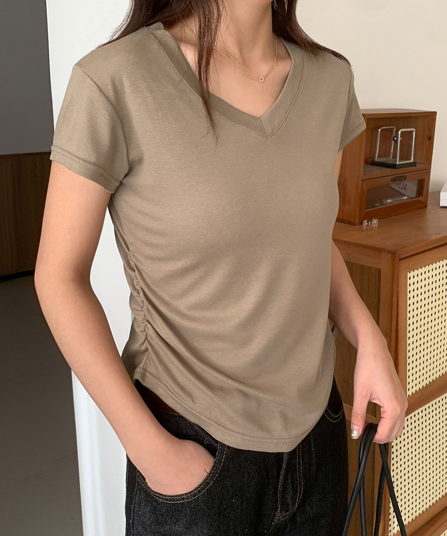 【ガール/GIRL】のサイドギャザーVネック半袖Tシャツ カットソー インテリア・キッズ・メンズ・レディースファッション・服の通販 founy(ファニー) 　ファッション　Fashion　レディースファッション　Fashion for Women　トップス・カットソー　Cut & Sew Tops　シャツ・ブラウス・オフィスカジュアル　Elegant Blouses & Button-Ups　ロングTシャツ・Tシャツ　Longline T-Shirts & Tees　カットソー・ベーシックTシャツ　Cut-and-Sewn Tops / Stretch Tees & Basics　Vネックトップス　V-Neck Tops / V-Cut Neckline Shirts　イエロー　Yellow　カットソー　Cut and Sewn Top　ギャザー　Gathered, Ruffled　シンプル　Simple, Minimal　デコルテ　Décolleté, Neckline　再入荷　Restock / Back in Stock　半袖　Short Sleeve, Half Sleeve　MO|ID: prp329100004735220 ipo3291000000034205451