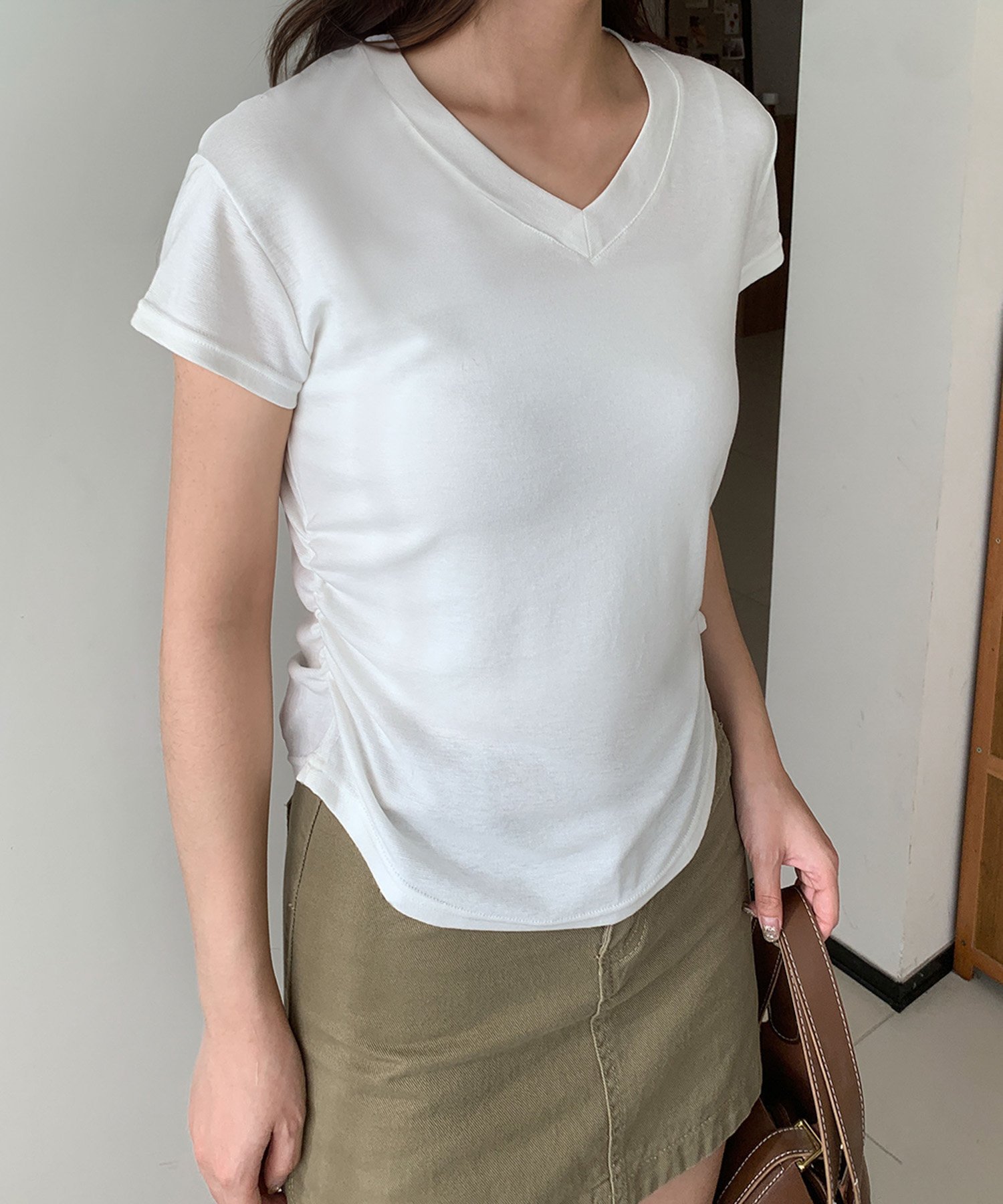 【ガール/GIRL】のサイドギャザーVネック半袖Tシャツ カットソー インテリア・キッズ・メンズ・レディースファッション・服の通販 founy(ファニー) 　ファッション　Fashion　レディースファッション　Fashion for Women　トップス・カットソー　Cut & Sew Tops　シャツ・ブラウス・オフィスカジュアル　Elegant Blouses & Button-Ups　ロングTシャツ・Tシャツ　Longline T-Shirts & Tees　カットソー・ベーシックTシャツ　Cut-and-Sewn Tops / Stretch Tees & Basics　Vネックトップス　V-Neck Tops / V-Cut Neckline Shirts　イエロー　Yellow　カットソー　Cut and Sewn Top　ギャザー　Gathered, Ruffled　シンプル　Simple, Minimal　デコルテ　Décolleté, Neckline　再入荷　Restock / Back in Stock　半袖　Short Sleeve, Half Sleeve　WH|ID: prp329100004735220 ipo3291000000034205455