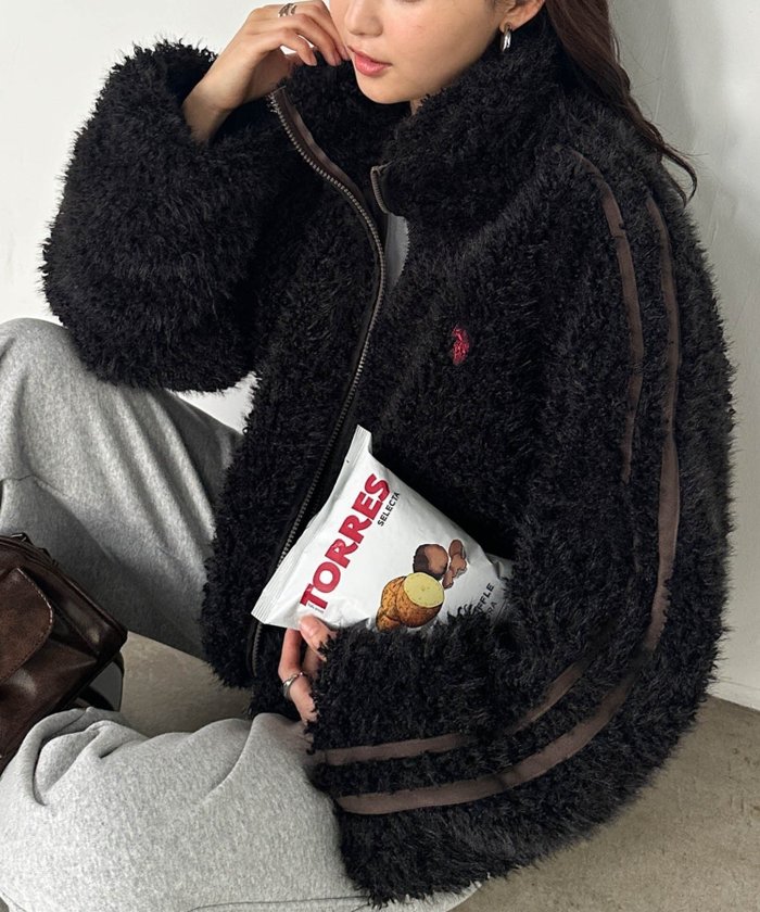 【ラナン/Ranan】のRanan/ U.S.P 刺繍ボアブルゾン インテリア・キッズ・メンズ・レディースファッション・服の通販 founy(ファニー) https://founy.com/ ファッション Fashion レディースファッション Fashion for Women アウター Coat / Outerwear Collection ブルゾンジャケット・スポーティアウター Blouson Jackets イタリア Italy 腕時計 Wristwatch コレクション Collection, Seasonal Line シンプル Simple, Minimal スタンド Stand Collar, Upright Stand スニーカー Sneakers, Trainers スポーティ Sporty, Casual Athletic パーカー Hoodie, Parka フェミニン Feminine, Girly フロント Front, Front Design ブルゾン Blouson, Bomber Jacket ポケット Pocket, Pocket Detail 別注 Limited Edition, Custom Order 防寒 Cold Protection, Winter-Ready マフラー Scarf, Muffler メンズ Men's, Menswear ロング Long, Long-Length ビジネス 仕事 通勤 Business / Work / Commuting 2025年 2025 2025-2026秋冬・A/W Autumn/Winter 2025–26 AW25–26 |ID: prp329100004735343 ipo3291000000034539621