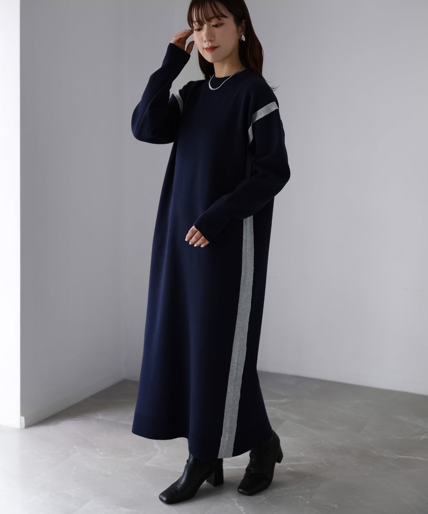 【リベリー/Riberry】のバイカラーラインニットワンピース インテリア・キッズ・メンズ・レディースファッション・服の通販 founy(ファニー) 　ファッション　Fashion　レディースファッション　Fashion for Women　ワンピース　Dresses　ニットワンピース　Knit Dresses　アクリル　Acrylic Material　シンプル　Simple, Minimal　スニーカー　Sneakers, Trainers　無地　Plain, Solid Color　リラックス　Relax, Relaxed Fit　ロング　Long, Long-Length　楽ちん　Easy Fit, Comfortable　A/W・秋冬　Autumn/Winter　再入荷　Restock / Back in Stock　おすすめ　Recommended / Our Picks　旅行　Travel　エレガント 上品　Elegant　ネイビー|ID: prp329100004735362 ipo3291000000034659591