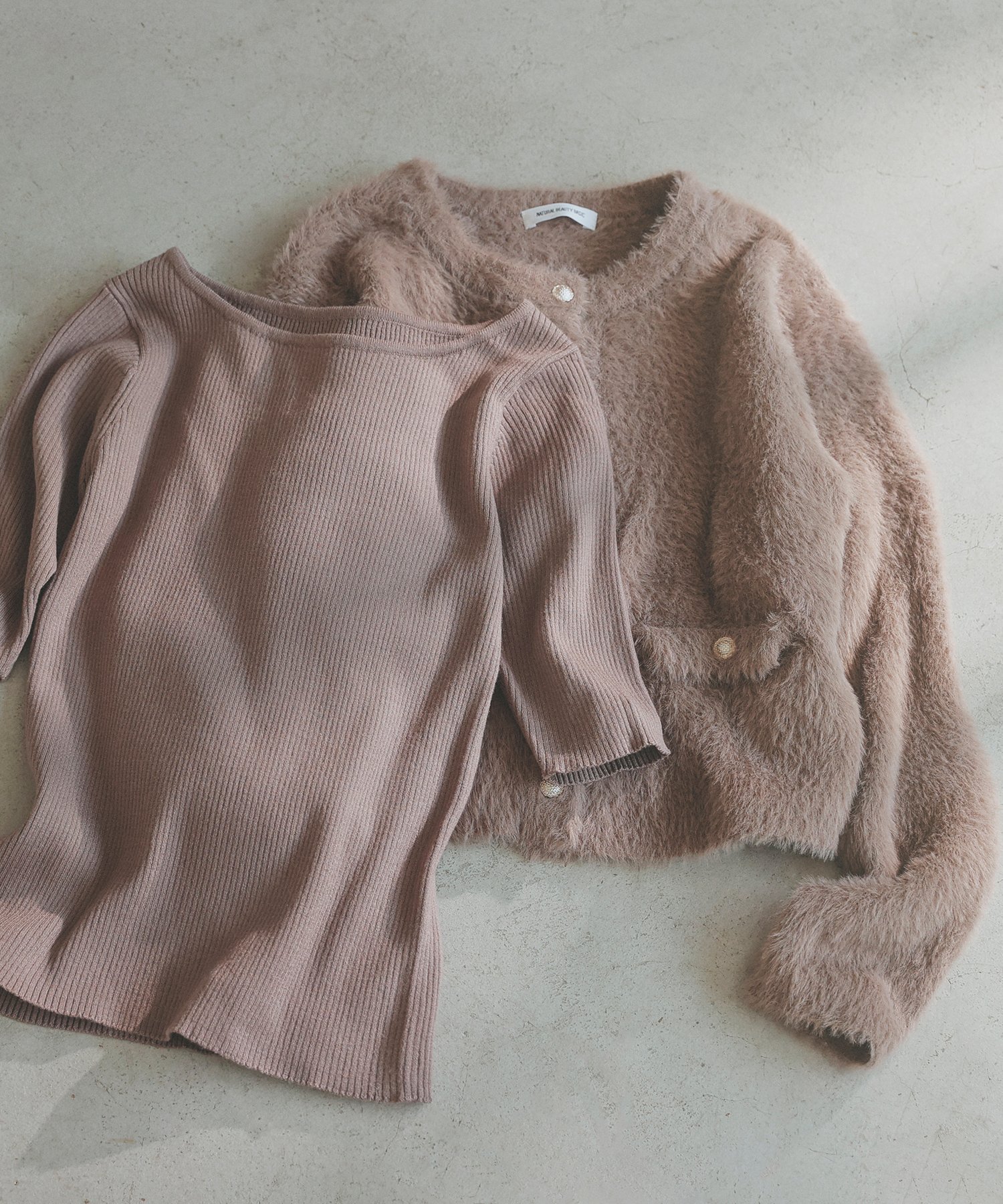 【ナチュラル ビューティー ベーシック/NATURAL BEAUTY BASIC】のふわ リブ アンサンブルニット インテリア・キッズ・メンズ・レディースファッション・服の通販 founy(ファニー) 　雑誌掲載アイテム　Magazine Picks & Fashion Features　ファッション雑誌　Fashion Magazines　スウィート　Sweet　ファッションモデル・俳優・女優　Models　女性　Women　今田美桜　Imai Mio　ファッション　Fashion　レディースファッション　Fashion for Women　トップス・カットソー　Cut & Sew Tops　ニット　Knit Tops & Sweaters　アンサンブルニット　Knit Ensembles & Twin Sets　12月号　December Issue　アンサンブル　Ensemble Set　インナー　Innerwear　カーディガン　Cardigan, Knitwear　シンプル　Simple, Minimal　フラップ　Flap, Flap Pocket　ポケット　Pocket, Pocket Detail　リブニット　Rib Knit, Ribbed Knit　人気　Popular, Best Seller　雑誌　Magazine, Fashion Magazine　ブラウン|ID: prp329100004735445 ipo3291000000034667973