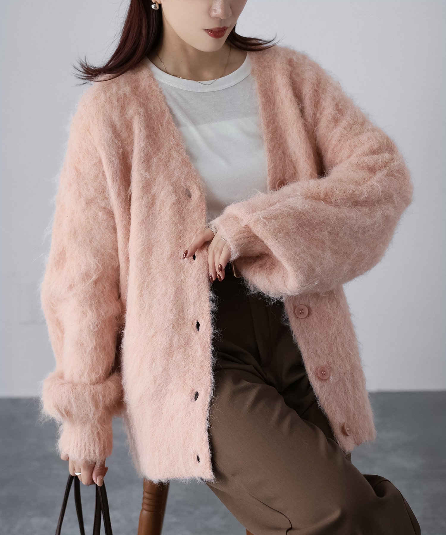 【リベリー/Riberry】のシャギーVネックニットカーディガン インテリア・キッズ・メンズ・レディースファッション・服の通販 founy(ファニー) ファッション Fashion レディースファッション Fashion for Women トップス・カットソー Cut & Sew Tops ニット Knit Tops & Sweaters カーディガン・羽織り Layered Style Cardigans Vネックトップス V-Neck Tops / V-Cut Neckline Shirts インナー Innerwear オケージョン Occasion Wear 春 Spring 秋 Autumn カーディガン Cardigan, Knitwear キャミワンピース Cami Dress, Slip Dress シンプル Simple, Minimal スリーブ Sleeve, Long Sleeve / Short Sleeve デニム Denim, Jeans Material 人気 Popular, Best Seller フェミニン Feminine, Girly フレア Flare, Flared ベーシック Basic, Essential 冬 Winter / This Winter 再入荷 Restock / Back in Stock おすすめ Recommended / Our Picks ライトオレンジ|ID: prp329100004735597 ipo3291000000034592645