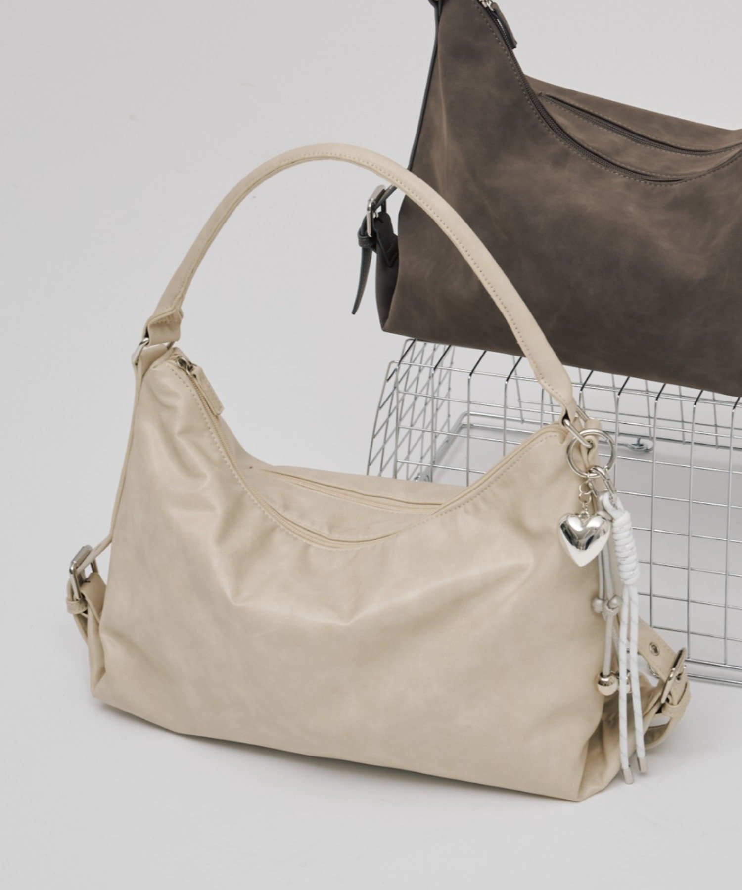 【チャオパニックティピー/CIAOPANIC TYPY】の新色追加!【yomo企画】チャーム付きワンハンドルベルトデザインバック インテリア・キッズ・メンズ・レディースファッション・服の通販 founy(ファニー) ファッション Fashion レディースファッション Fashion for Women バッグ Bags ベルト&ウエストマーク Belts & Waist Accessories おすすめ Recommended / Our Picks チャーム Charm, Pendant グレージュ|ID: prp329100004735609 ipo3291000000034539627