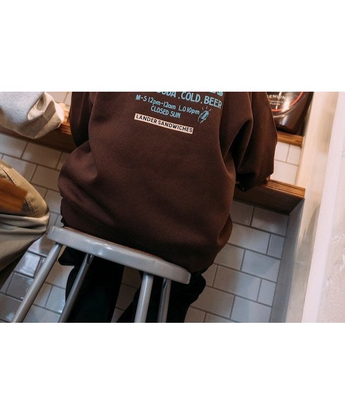 【フリークスストア/FREAK'S STORE】のLANDER SANDWICHES×FREAK S STORE/ランダー 別注 ビッグシルエット バックプリント クルーネックスウェット【限定展開】25AW インテリア・キッズ・メンズ・レディースファッション・服の通販 founy(ファニー) 　ファッション　Fashion　レディースファッション　Fashion for Women　トップス・カットソー　Cut & Sew Tops　レディースパーカー・カジュアルフーディー　Casual Hoodies & Sweatshirts　スウェット・クルーネックトップス　Sweatshirts & Crewnecks / Relaxed Fit Sweat Tops　バッグ　Bags　2025年　2025　2025-2026秋冬・A/W　Autumn/Winter 2025–26 AW25–26　冬　Winter / This Winter　インナー　Innerwear　グラフィック　Graphic, Graphic Design　シンプル　Simple, Minimal　スウェット / スエット　Sweatshirt, Sweatwear　ビッグ　Big, Oversized　フロント　Front, Front Design　プリント　Print, Printed Pattern　ワンポイント　One Point, Statement Accent　人気　Popular, Best Seller　別注　Limited Edition, Custom Order　A/W・秋冬　Autumn/Winter　ブラウン|ID: prp329100004735635 ipo3291000000034260293