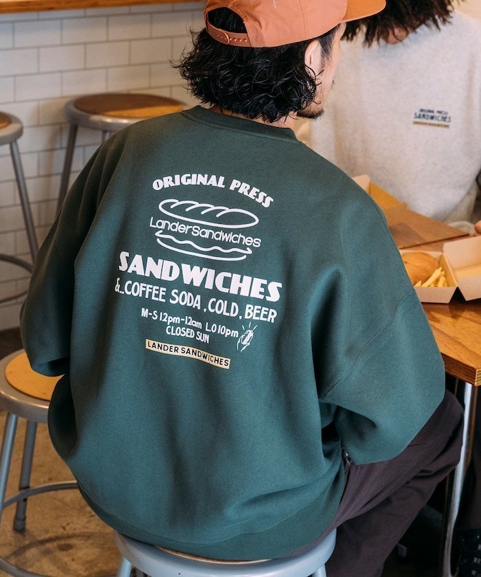 【フリークスストア/FREAK'S STORE】のLANDER SANDWICHES×FREAK S STORE/ランダー 別注 ビッグシルエット バックプリント クルーネックスウェット【限定展開】25AW インテリア・キッズ・メンズ・レディースファッション・服の通販 founy(ファニー) 　ファッション　Fashion　レディースファッション　Fashion for Women　トップス・カットソー　Cut & Sew Tops　レディースパーカー・カジュアルフーディー　Casual Hoodies & Sweatshirts　スウェット・クルーネックトップス　Sweatshirts & Crewnecks / Relaxed Fit Sweat Tops　バッグ　Bags　2025年　2025　2025-2026秋冬・A/W　Autumn/Winter 2025–26 AW25–26　冬　Winter / This Winter　インナー　Innerwear　グラフィック　Graphic, Graphic Design　シンプル　Simple, Minimal　スウェット / スエット　Sweatshirt, Sweatwear　ビッグ　Big, Oversized　フロント　Front, Front Design　プリント　Print, Printed Pattern　ワンポイント　One Point, Statement Accent　人気　Popular, Best Seller　別注　Limited Edition, Custom Order　A/W・秋冬　Autumn/Winter　フォレスト|ID: prp329100004735635 ipo3291000000034260294
