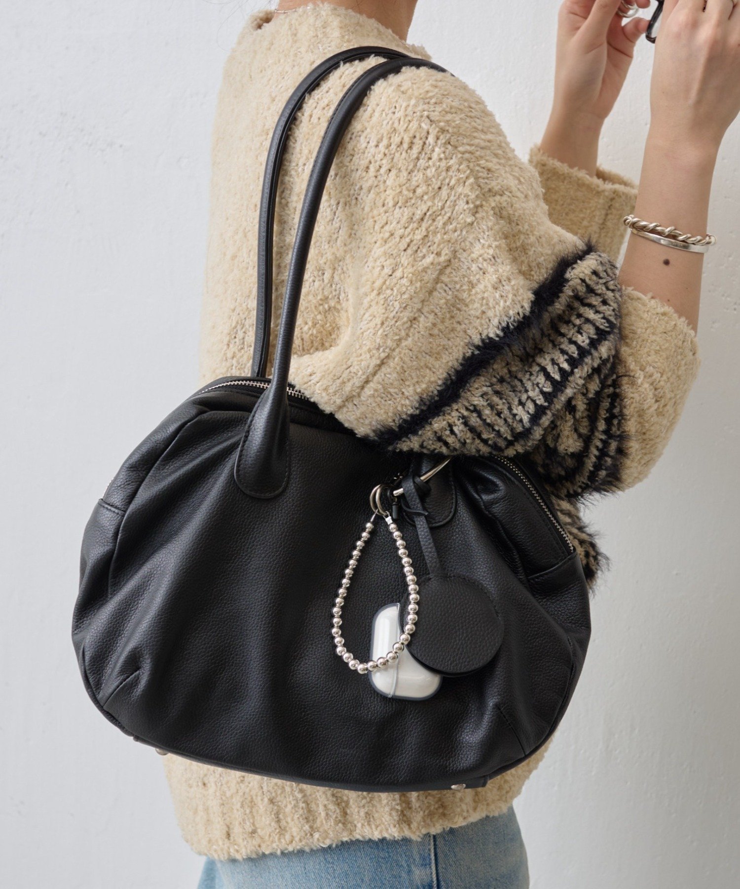 【ビアズリー/BEARDSLEY】のラウンドミディボストン インテリア・キッズ・メンズ・レディースファッション・服の通販 founy(ファニー) ファッション Fashion レディースファッション Fashion for Women スマート Smart, Elegant フォルム Silhouette, Form ボストンバッグ Boston Bag, Retro Bag ポケット Pocket, Pocket Detail マグネット Magnet, Magnetic Closure 再入荷 Restock / Back in Stock エレガント 上品 Elegant ビジネス 仕事 通勤 Business / Work / Commuting ブラック|ID: prp329100004736497 ipo3291000000034884936