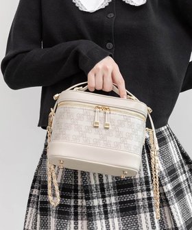 【ランダ/RANDA】のキルティング2WAYバニティバッグ 人気、トレンドファッション・服の通販 founy(ファニー) ファッション Fashion レディースファッション Fashion for Women バッグ Bags キルティング Quilted, Quilting コンパクト Compact, Small Size ショルダー Shoulder, Shoulder Strap スマート Smart, Elegant トレンド Trend, Trending Now ハンカチ Handkerchief, Hanky ポケット Pocket, Pocket Detail ポーチ Pouch, Small Case エレガント 上品 Elegant 財布 Wallet, Purse |ID:prp329100004736525