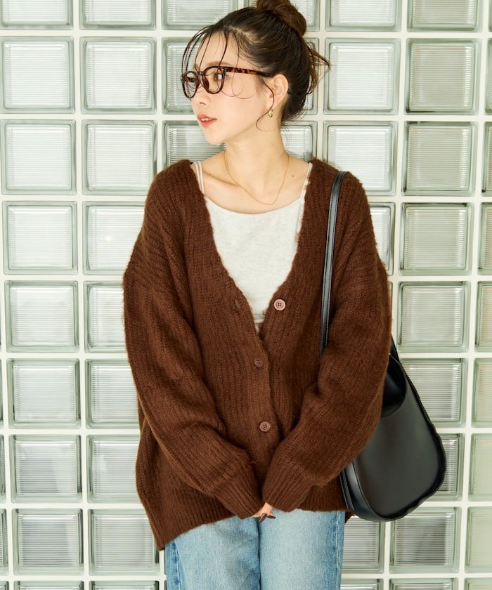 【フリークスストア/FREAK'S STORE】の限定展開 カラー シャギー Vネック ニット カーディガン 25AW インテリア・キッズ・メンズ・レディースファッション・服の通販 founy(ファニー) 　ファッション　Fashion　レディースファッション　Fashion for Women　トップス・カットソー　Cut & Sew Tops　ニット　Knit Tops & Sweaters　カーディガン・羽織り　Layered Style Cardigans　Vネックトップス　V-Neck Tops / V-Cut Neckline Shirts　秋　Autumn　カーディガン　Cardigan, Knitwear　ショルダー　Shoulder, Shoulder Strap　ショート　Short, Short Length　スラックス　Slacks, Dress Pants　ドロップ　Drop Shoulder, Dropped Style　人気　Popular, Best Seller　フェミニン　Feminine, Girly　フレア　Flare, Flared　ベーシック　Basic, Essential　ボトム　Bottoms, Lower Wear　リラックス　Relax, Relaxed Fit　A/W・秋冬　Autumn/Winter　冬　Winter / This Winter　プチプライス・低価格　Affordable / Budget Price　おすすめ　Recommended / Our Picks　2025年　2025　2025-2026秋冬・A/W　Autumn/Winter 2025–26 AW25–26　ブラウン|ID: prp329100004736595 ipo3291000000034214811