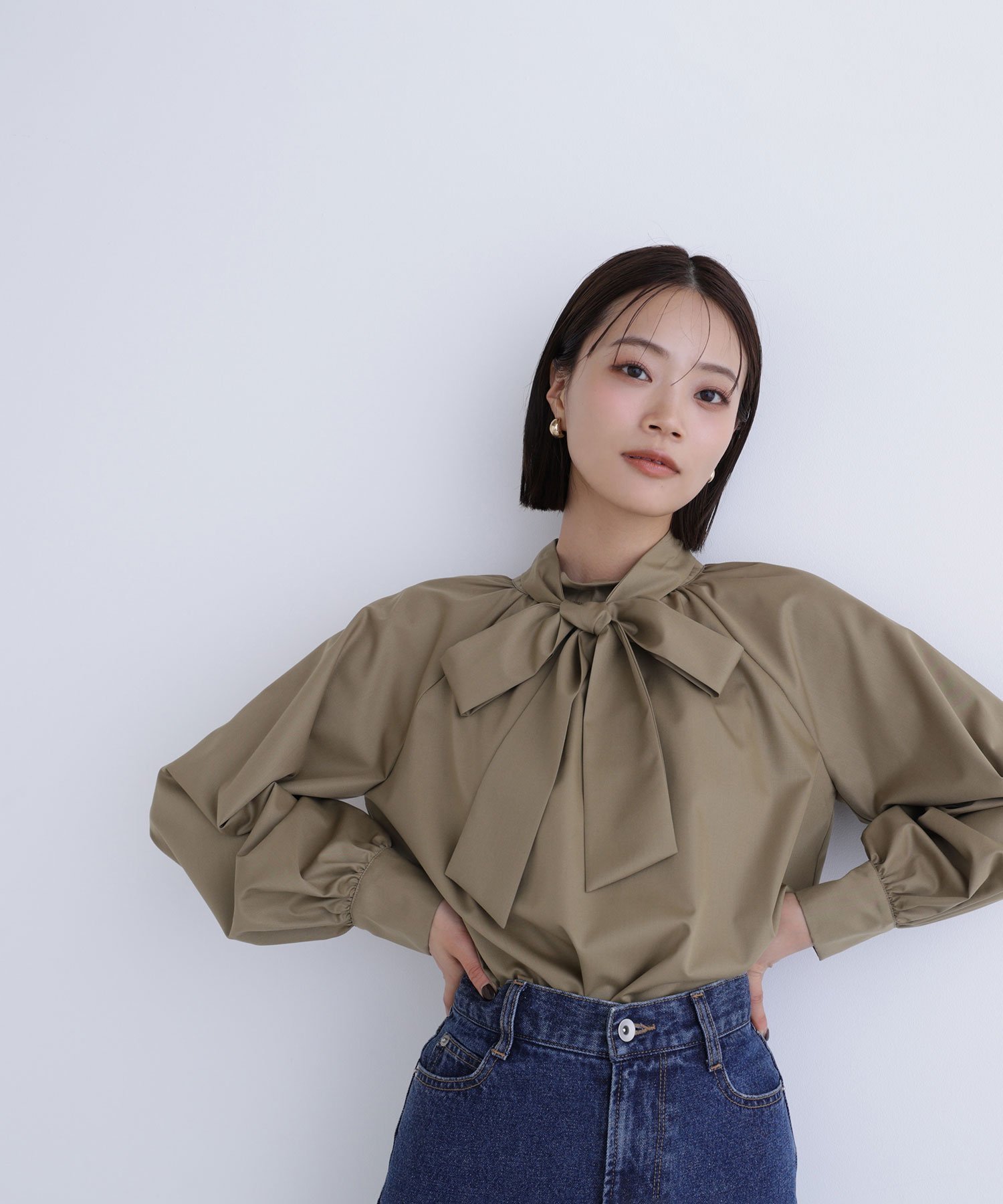 【ナチュラル ビューティー ベーシック/NATURAL BEAUTY BASIC】のハイネックリボンボウブラウス インテリア・キッズ・メンズ・レディースファッション・服の通販 founy(ファニー) 　ファッション　Fashion　レディースファッション　Fashion for Women　トップス・カットソー　Cut & Sew Tops　シャツ・ブラウス・オフィスカジュアル　Elegant Blouses & Button-Ups　クラシカル　Classical, Vintage-Inspired　ハイネック　High Neck, Mock Neck　フロント　Front, Front Design　オリーブ|ID: prp329100004736816 ipo3291000000034690421