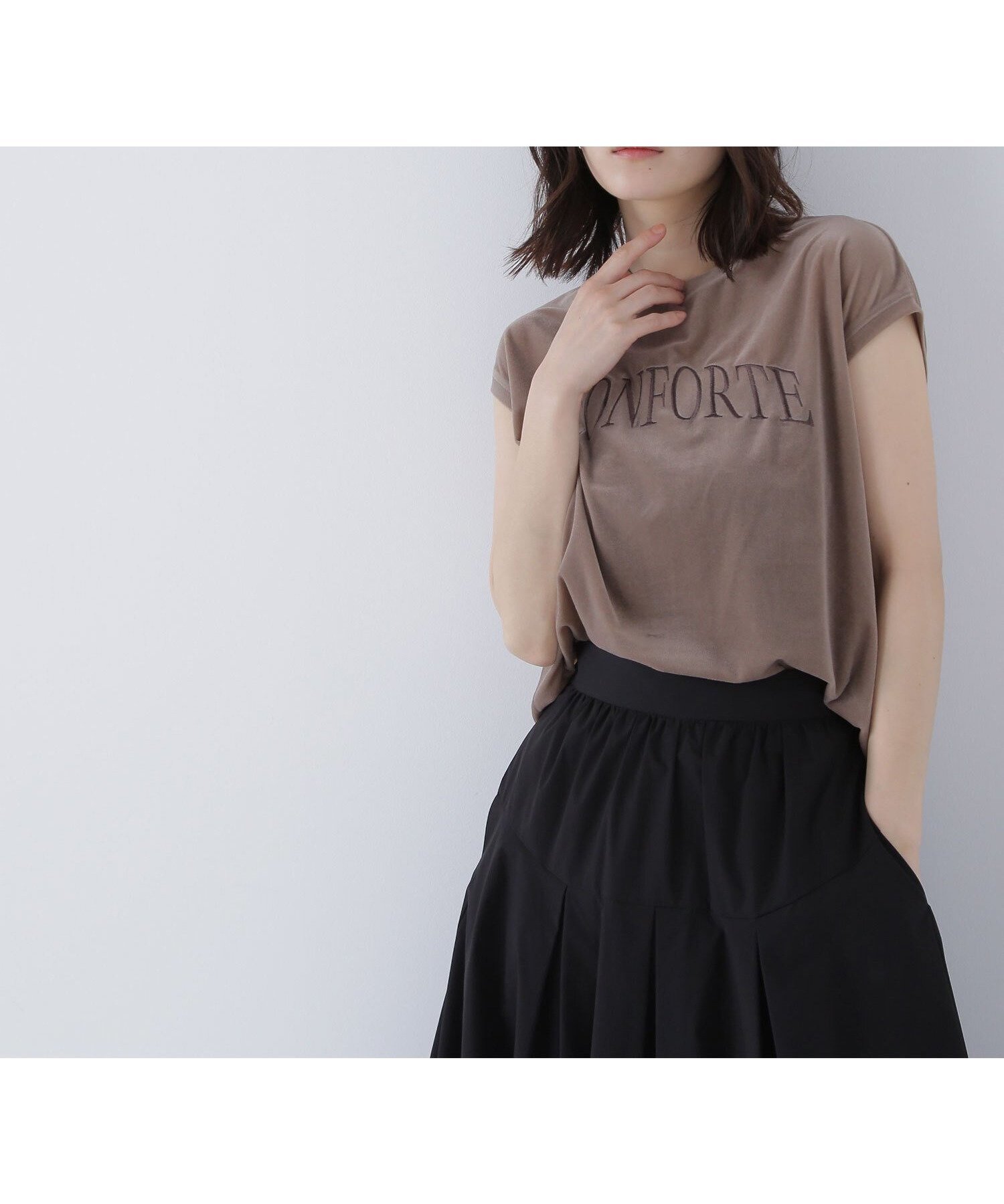 【ナチュラル ビューティー ベーシック/NATURAL BEAUTY BASIC】のベロアロゴ刺繍トップス インテリア・キッズ・メンズ・レディースファッション・服の通販 founy(ファニー) 　ファッション　Fashion　レディースファッション　Fashion for Women　トップス・カットソー　Cut & Sew Tops　ベロアトップス　Velour Tops / Velvet-Look Items　シンプル　Simple, Minimal　スリーブ　Sleeve, Long Sleeve / Short Sleeve　フレンチ　French, French Style　フロント　Front, Front Design　ベロア　Velour, Soft Velvet　モカ|ID: prp329100004737010 ipo3291000000034217131