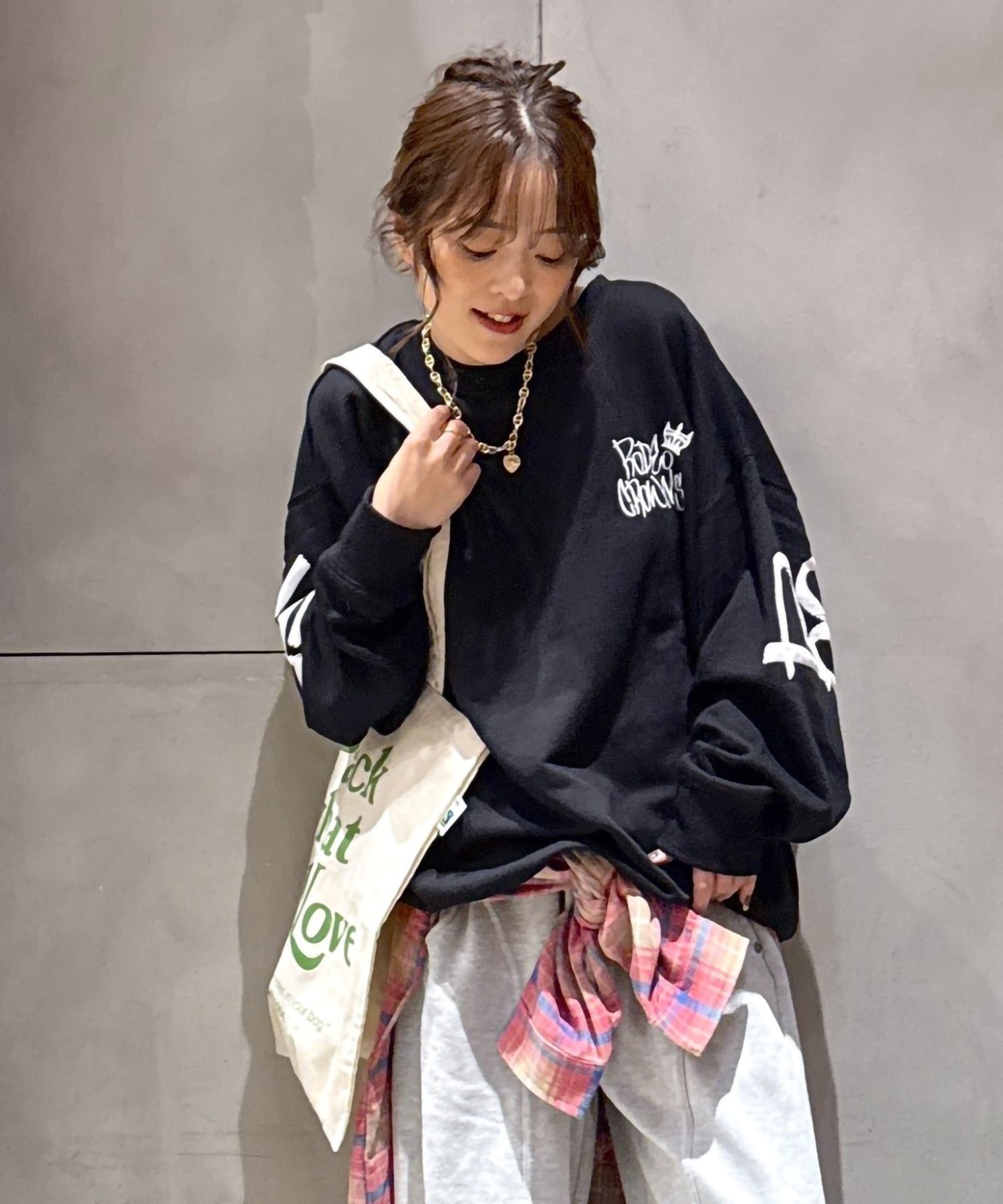 【ロデオクラウンズワイドボウル/RODEO CROWNS WIDE BOWL】の(UNISEX)BRIDGE BEARスウェットトップス インテリア・キッズ・メンズ・レディースファッション・服の通販 founy(ファニー) 　ファッション　Fashion　レディースファッション　Fashion for Women　トップス・カットソー　Cut & Sew Tops　レディースパーカー・カジュアルフーディー　Casual Hoodies & Sweatshirts　スウェット・クルーネックトップス　Sweatshirts & Crewnecks / Relaxed Fit Sweat Tops　ユニセックス　Unisex, Genderless　キャラクター　Character, Licensed Characters　スウェット / スエット　Sweatshirt, Sweatwear　デニム　Denim, Jeans Material　フェミニン　Feminine, Girly　フレア　Flare, Flared　プリント　Print, Printed Pattern　ワイド　Wide, Wide Fit　ワンポイント　One Point, Statement Accent　BLK|ID: prp329100004737200 ipo3291000000035012491