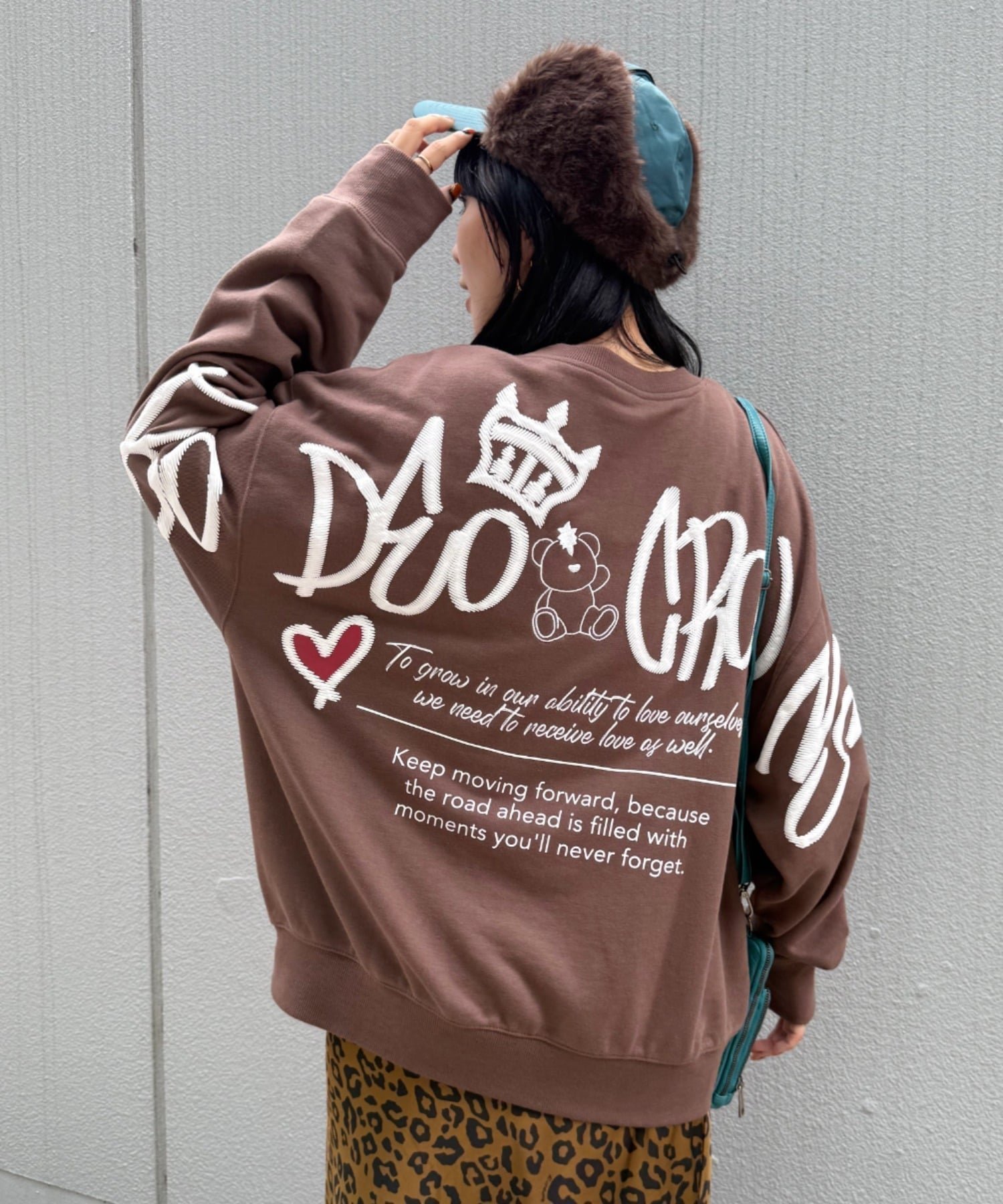 【ロデオクラウンズワイドボウル/RODEO CROWNS WIDE BOWL】の(UNISEX)BRIDGE BEARスウェットトップス インテリア・キッズ・メンズ・レディースファッション・服の通販 founy(ファニー) 　ファッション　Fashion　レディースファッション　Fashion for Women　トップス・カットソー　Cut & Sew Tops　レディースパーカー・カジュアルフーディー　Casual Hoodies & Sweatshirts　スウェット・クルーネックトップス　Sweatshirts & Crewnecks / Relaxed Fit Sweat Tops　ユニセックス　Unisex, Genderless　キャラクター　Character, Licensed Characters　スウェット / スエット　Sweatshirt, Sweatwear　デニム　Denim, Jeans Material　フェミニン　Feminine, Girly　フレア　Flare, Flared　プリント　Print, Printed Pattern　ワイド　Wide, Wide Fit　ワンポイント　One Point, Statement Accent　BRN|ID: prp329100004737200 ipo3291000000035012492