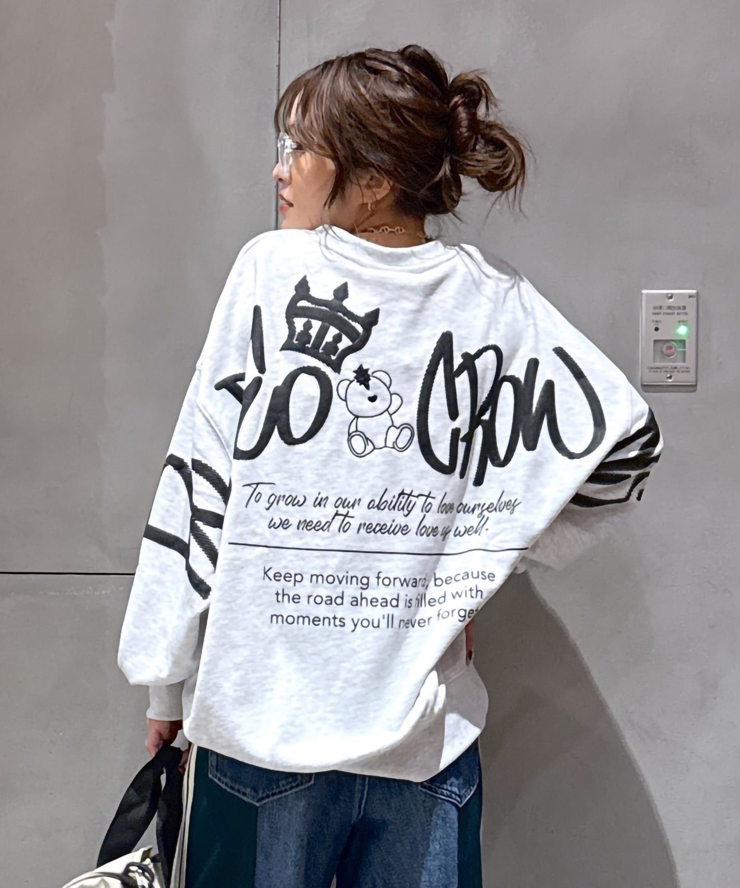 【ロデオクラウンズワイドボウル/RODEO CROWNS WIDE BOWL】の(UNISEX)BRIDGE BEARスウェットトップス インテリア・キッズ・メンズ・レディースファッション・服の通販 founy(ファニー) 　ファッション　Fashion　レディースファッション　Fashion for Women　トップス・カットソー　Cut & Sew Tops　レディースパーカー・カジュアルフーディー　Casual Hoodies & Sweatshirts　スウェット・クルーネックトップス　Sweatshirts & Crewnecks / Relaxed Fit Sweat Tops　ユニセックス　Unisex, Genderless　キャラクター　Character, Licensed Characters　スウェット / スエット　Sweatshirt, Sweatwear　デニム　Denim, Jeans Material　フェミニン　Feminine, Girly　フレア　Flare, Flared　プリント　Print, Printed Pattern　ワイド　Wide, Wide Fit　ワンポイント　One Point, Statement Accent　L/T.GRY1|ID: prp329100004737200 ipo3291000000035012494