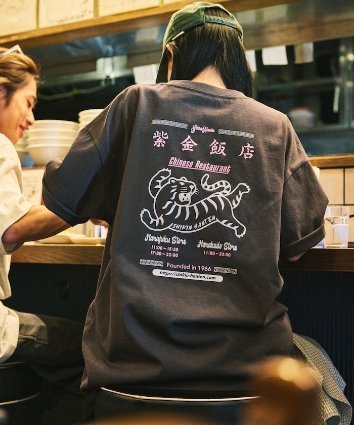 【フリークスストア/FREAK'S STORE】の紫金飯店×FREAK S STORE 別注 バックプリント クルーネックTシャツ/TIGER 【限定展開】 25SS インテリア・キッズ・メンズ・レディースファッション・服の通販 founy(ファニー) 　ファッション　Fashion　レディースファッション　Fashion for Women　トップス・カットソー　Cut & Sew Tops　シャツ・ブラウス・オフィスカジュアル　Elegant Blouses & Button-Ups　ロングTシャツ・Tシャツ　Longline T-Shirts & Tees　バッグ　Bags　インナー　Innerwear　春　Spring　カーゴパンツ　Cargo Pants, Utility Pants　グラフィック　Graphic, Graphic Design　コラボ　Collaboration, Collab　シンプル　Simple, Minimal　デニム　Denim, Jeans Material　トレンド　Trend, Trending Now　定番　Standard, Basic Item　人気　Popular, Best Seller　ビッグ　Big, Oversized　フロント　Front, Front Design　プリント　Print, Printed Pattern　ボトム　Bottoms, Lower Wear　別注　Limited Edition, Custom Order　リラックス　Relax, Relaxed Fit　ワイド　Wide, Wide Fit　ワンポイント　One Point, Statement Accent　A/W・秋冬　Autumn/Winter　S/S・春夏　SS, Spring/Summer, Warm Season　おすすめ　Recommended / Our Picks　夏　Summer　2025年　2025　2025春夏・S/S　Spring/Summer 2025 SS25　チャコールグレー|ID: prp329100004737412 ipo3291000000034219220