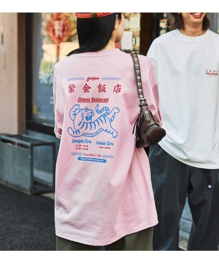 【フリークスストア/FREAK'S STORE】の紫金飯店×FREAK S STORE 別注 バックプリント クルーネックTシャツ/TIGER 【限定展開】 25SS インテリア・キッズ・メンズ・レディースファッション・服の通販 founy(ファニー) 　ファッション　Fashion　レディースファッション　Fashion for Women　トップス・カットソー　Cut & Sew Tops　シャツ・ブラウス・オフィスカジュアル　Elegant Blouses & Button-Ups　ロングTシャツ・Tシャツ　Longline T-Shirts & Tees　バッグ　Bags　インナー　Innerwear　春　Spring　カーゴパンツ　Cargo Pants, Utility Pants　グラフィック　Graphic, Graphic Design　コラボ　Collaboration, Collab　シンプル　Simple, Minimal　デニム　Denim, Jeans Material　トレンド　Trend, Trending Now　定番　Standard, Basic Item　人気　Popular, Best Seller　ビッグ　Big, Oversized　フロント　Front, Front Design　プリント　Print, Printed Pattern　ボトム　Bottoms, Lower Wear　別注　Limited Edition, Custom Order　リラックス　Relax, Relaxed Fit　ワイド　Wide, Wide Fit　ワンポイント　One Point, Statement Accent　A/W・秋冬　Autumn/Winter　S/S・春夏　SS, Spring/Summer, Warm Season　おすすめ　Recommended / Our Picks　夏　Summer　2025年　2025　2025春夏・S/S　Spring/Summer 2025 SS25　ピンク|ID: prp329100004737412 ipo3291000000034219221