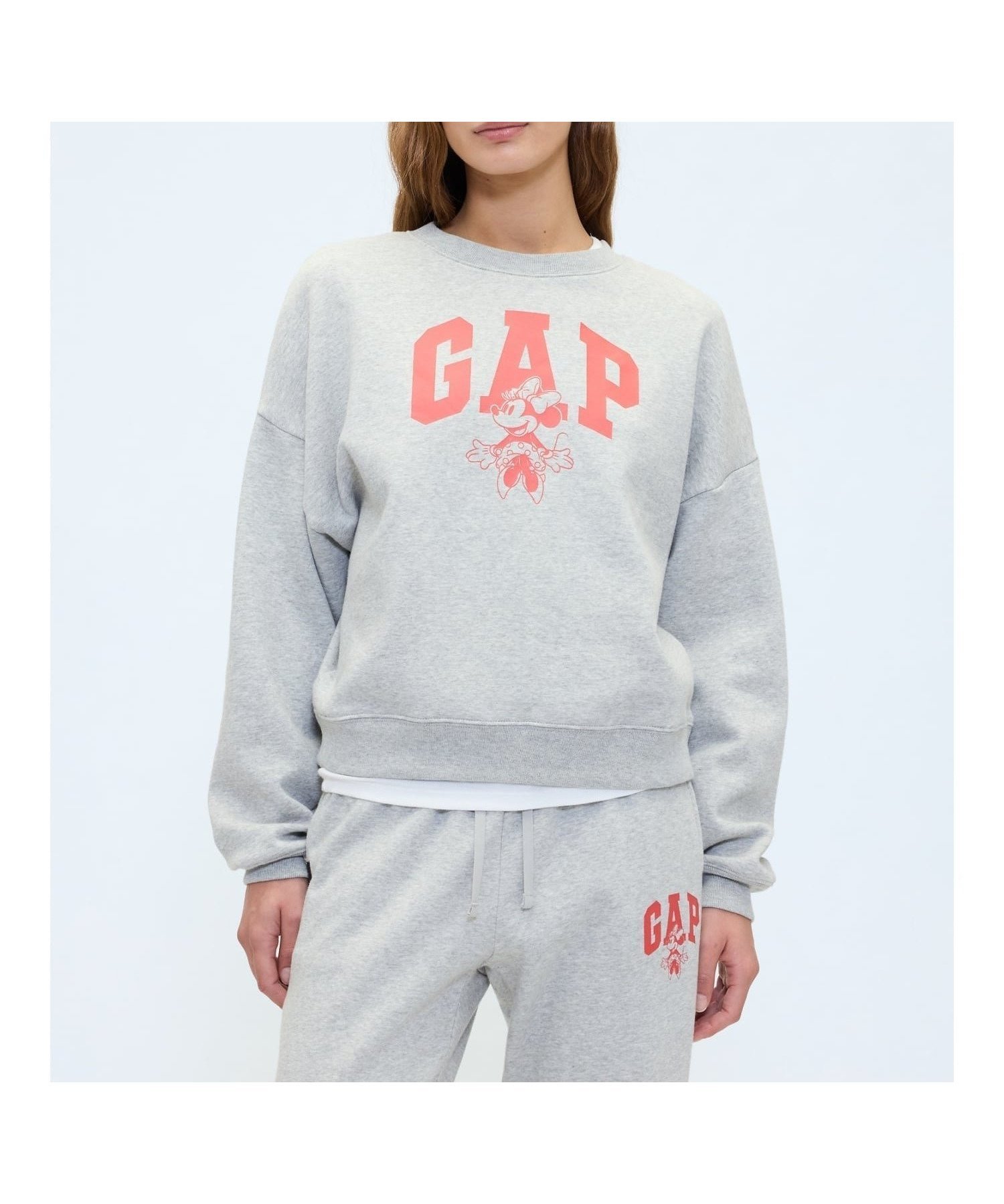 【ギャップ/GAP】のGap × ディズニー オーバーサイズ GAPロゴ スウェットシャツ インテリア・キッズ・メンズ・レディースファッション・服の通販 founy(ファニー) 　ファッション　Fashion　レディースファッション　Fashion for Women　トップス・カットソー　Cut & Sew Tops　シャツ・ブラウス・オフィスカジュアル　Elegant Blouses & Button-Ups　レディースパーカー・カジュアルフーディー　Casual Hoodies & Sweatshirts　スウェット・クルーネックトップス　Sweatshirts & Crewnecks / Relaxed Fit Sweat Tops　キャラクター　Character, Licensed Characters　グラフィック　Graphic, Graphic Design　コレクション　Collection, Seasonal Line　ショルダー　Shoulder, Shoulder Strap　スペシャル　Special, Limited Edition　ドロップ　Drop Shoulder, Dropped Style　長袖　Long Sleeve, Full Sleeve　フロント　Front, Front Design　L_GRAY|ID: prp329100004737829 ipo3291000000034222859