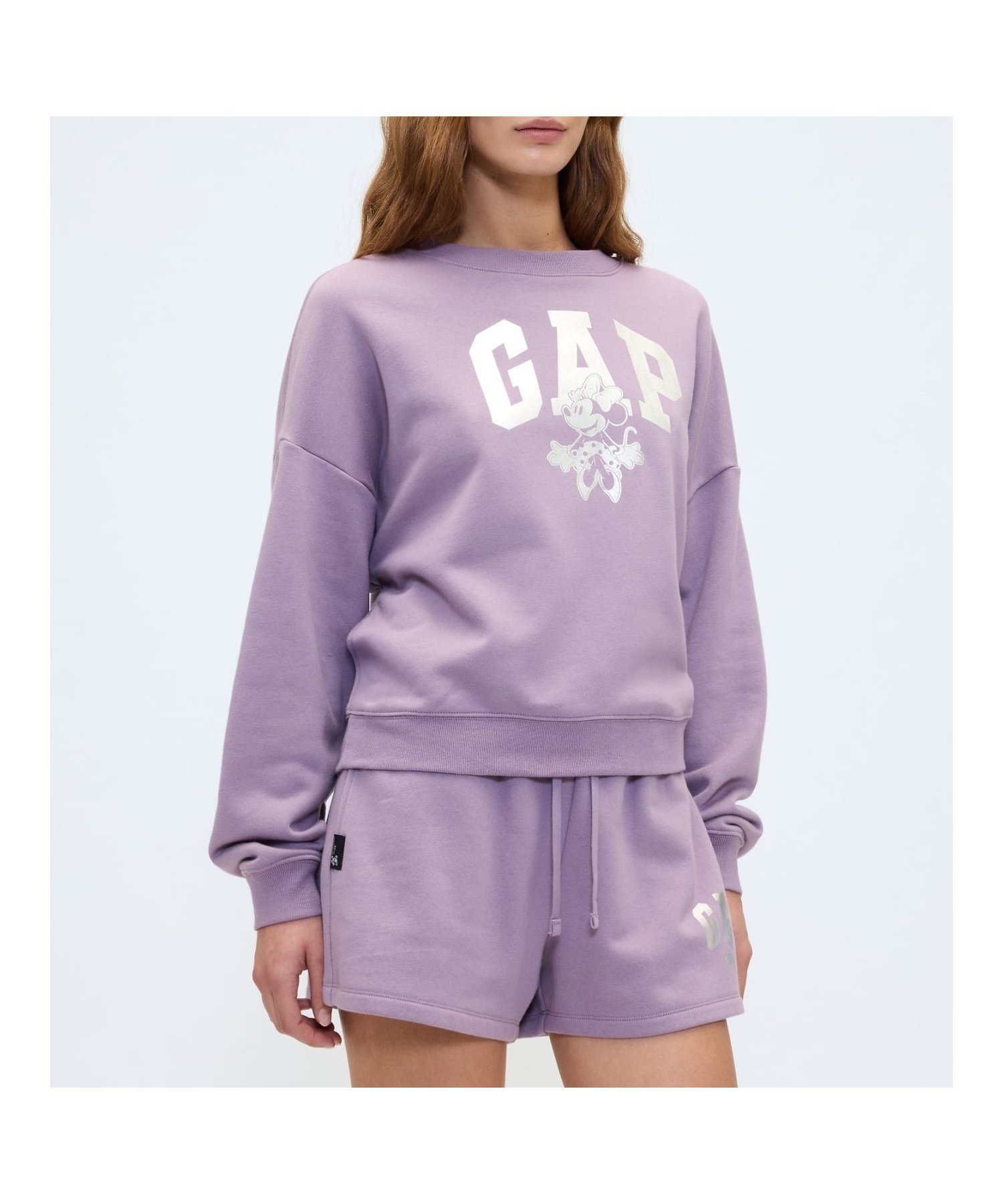 【ギャップ/GAP】のGap × ディズニー オーバーサイズ GAPロゴ スウェットシャツ インテリア・キッズ・メンズ・レディースファッション・服の通販 founy(ファニー) 　ファッション　Fashion　レディースファッション　Fashion for Women　トップス・カットソー　Cut & Sew Tops　シャツ・ブラウス・オフィスカジュアル　Elegant Blouses & Button-Ups　レディースパーカー・カジュアルフーディー　Casual Hoodies & Sweatshirts　スウェット・クルーネックトップス　Sweatshirts & Crewnecks / Relaxed Fit Sweat Tops　キャラクター　Character, Licensed Characters　グラフィック　Graphic, Graphic Design　コレクション　Collection, Seasonal Line　ショルダー　Shoulder, Shoulder Strap　スペシャル　Special, Limited Edition　ドロップ　Drop Shoulder, Dropped Style　長袖　Long Sleeve, Full Sleeve　フロント　Front, Front Design　SP DIS FAM AMETHYST|ID: prp329100004737829 ipo3291000000034222862