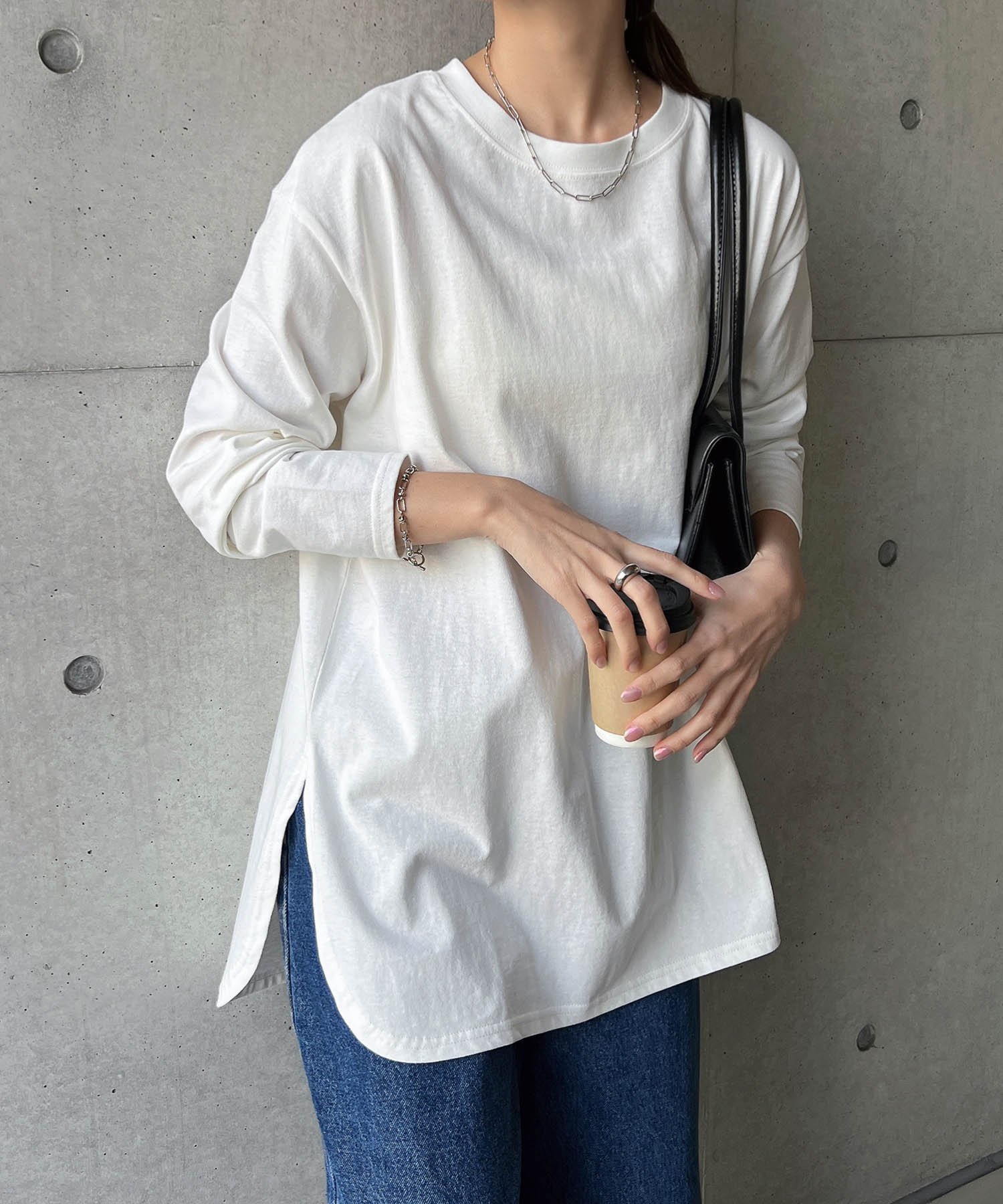 【アンドミー/andme】のUSA コットン 長袖 オーバーサイズ 裾ラウンド Tシャツ インテリア・キッズ・メンズ・レディースファッション・服の通販 founy(ファニー) ファッション Fashion レディースファッション Fashion for Women トップス・カットソー Cut & Sew Tops シャツ・ブラウス・オフィスカジュアル Elegant Blouses & Button-Ups ロングTシャツ・Tシャツ Longline T-Shirts & Tees カットソー Cut and Sewn Top ショルダー Shoulder, Shoulder Strap スウェット / スエット Sweatshirt, Sweatwear ドロップ Drop Shoulder, Dropped Style 長袖 Long Sleeve, Full Sleeve バランス Balance, Style Balance パーカー Hoodie, Parka ベーシック Basic, Essential ラウンド Round, Round Neck ロング Long, Long-Length 楽ちん Easy Fit, Comfortable ワイド Wide, Wide Fit おすすめ Recommended / Our Picks オフホワイト|ID: prp329100004738071 ipo3291000000034801274