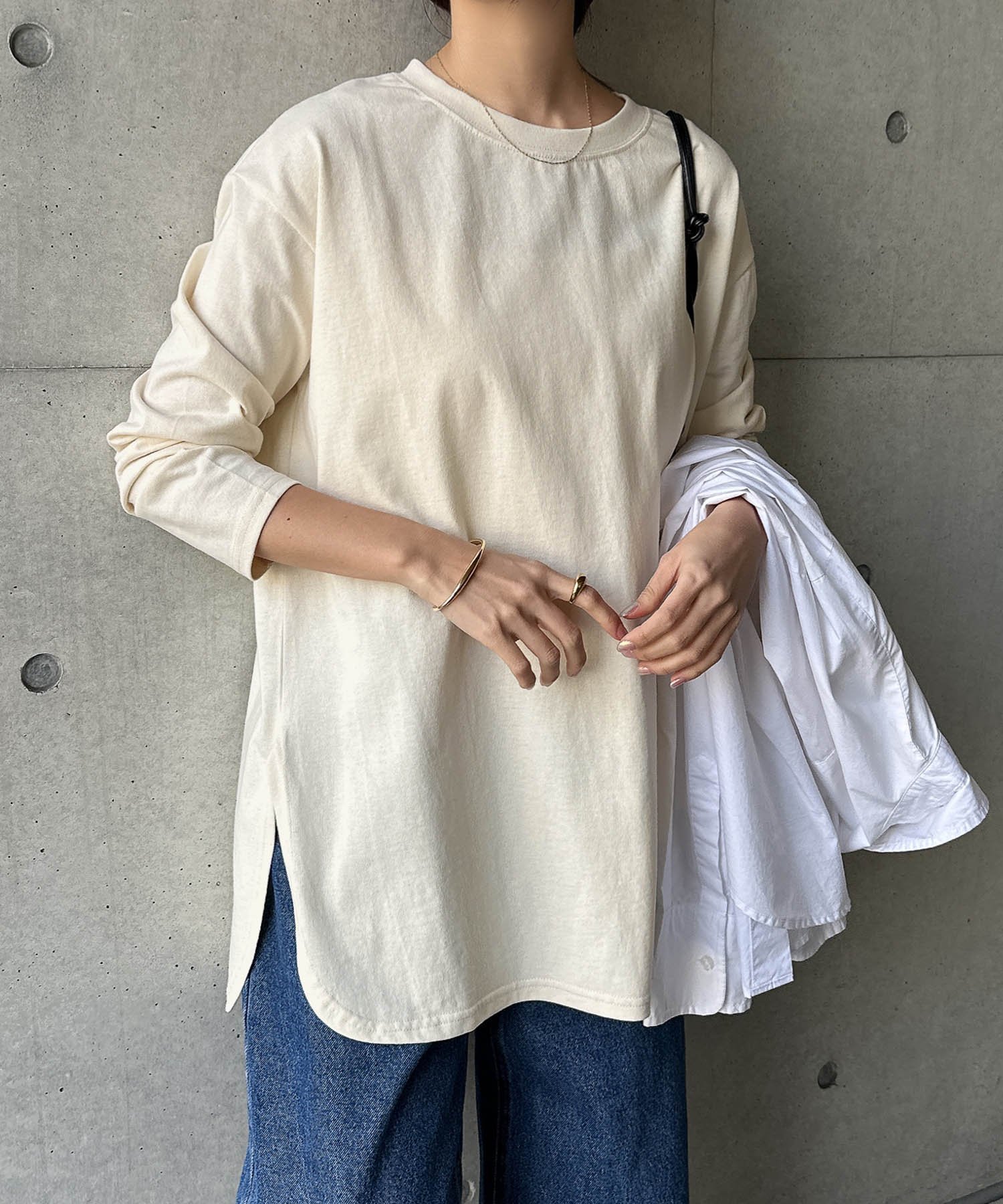 【アンドミー/andme】のUSA コットン 長袖 オーバーサイズ 裾ラウンド Tシャツ インテリア・キッズ・メンズ・レディースファッション・服の通販 founy(ファニー) ファッション Fashion レディースファッション Fashion for Women トップス・カットソー Cut & Sew Tops シャツ・ブラウス・オフィスカジュアル Elegant Blouses & Button-Ups ロングTシャツ・Tシャツ Longline T-Shirts & Tees カットソー Cut and Sewn Top ショルダー Shoulder, Shoulder Strap スウェット / スエット Sweatshirt, Sweatwear ドロップ Drop Shoulder, Dropped Style 長袖 Long Sleeve, Full Sleeve バランス Balance, Style Balance パーカー Hoodie, Parka ベーシック Basic, Essential ラウンド Round, Round Neck ロング Long, Long-Length 楽ちん Easy Fit, Comfortable ワイド Wide, Wide Fit おすすめ Recommended / Our Picks エクリュ|ID: prp329100004738071 ipo3291000000034801276