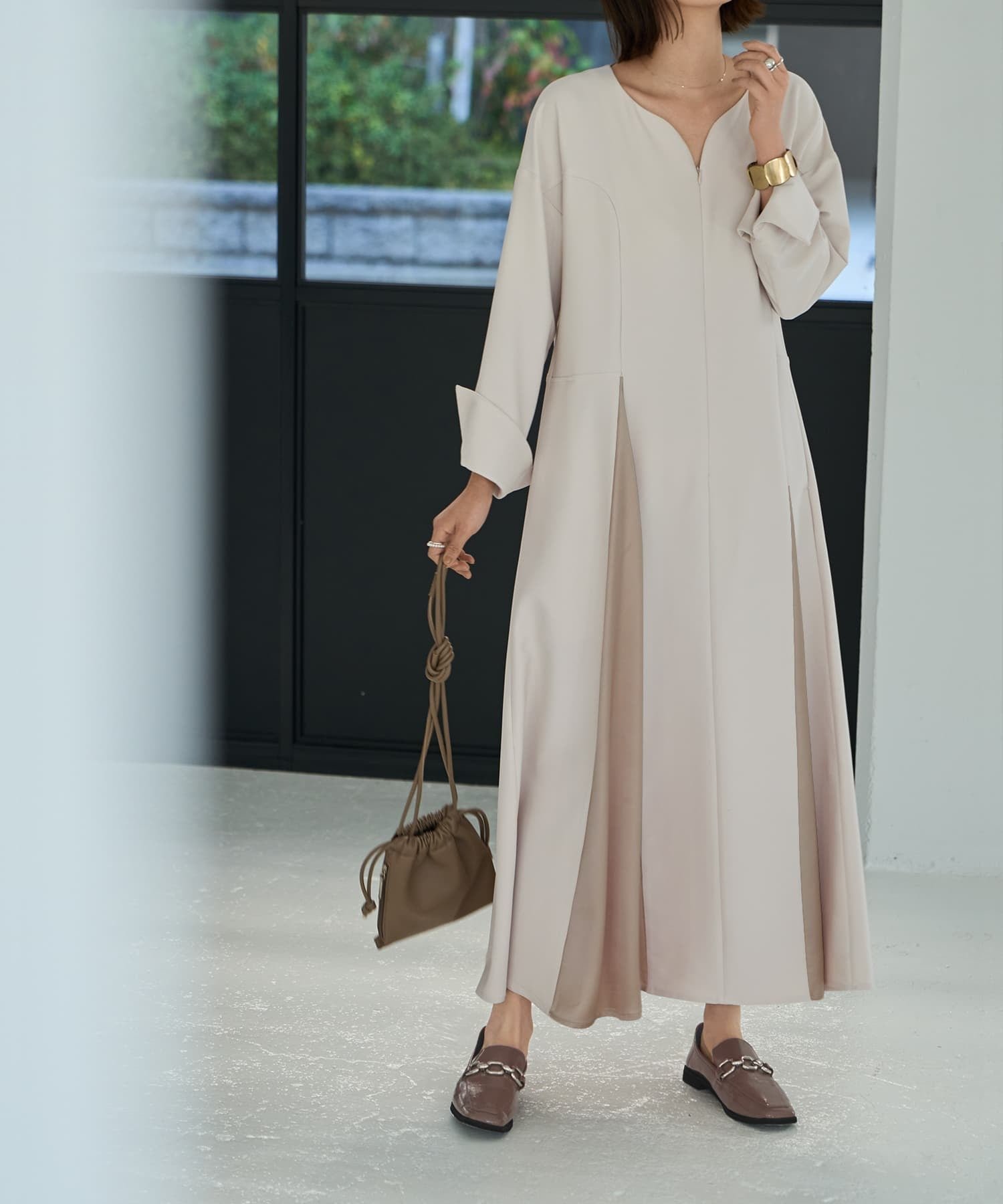 【スタイルデリ/STYLE DELI】の【LUXE】フロントファスナー微配色ワンピース インテリア・キッズ・メンズ・レディースファッション・服の通販 founy(ファニー) 　ファッション　Fashion　レディースファッション　Fashion for Women　ワンピース　Dresses　インナー　Innerwear　秋　Autumn　切替　Switching, Contrast Panel　サテン　Satin, Glossy Fabric　ジャケット　Jacket, Outerwear　ストレッチ　Stretch, Stretchy Fabric　スニーカー　Sneakers, Trainers　スリット　Slit, Slit Detail　ツイル　Twist, Twisted Detail　デコルテ　Décolleté, Neckline　長袖　Long Sleeve, Full Sleeve　ハイネック　High Neck, Mock Neck　パーカー　Hoodie, Parka　フレア　Flare, Flared　フロント　Front, Front Design　ブルゾン　Blouson, Bomber Jacket　ポケット　Pocket, Pocket Detail　ループ　Loop, Loop Knit　冬　Winter / This Winter　夏　Summer　エレガント 上品　Elegant　ビジネス 仕事 通勤　Business / Work / Commuting　エクリュベージュ|ID: prp329100004738180 ipo3291000000034225011