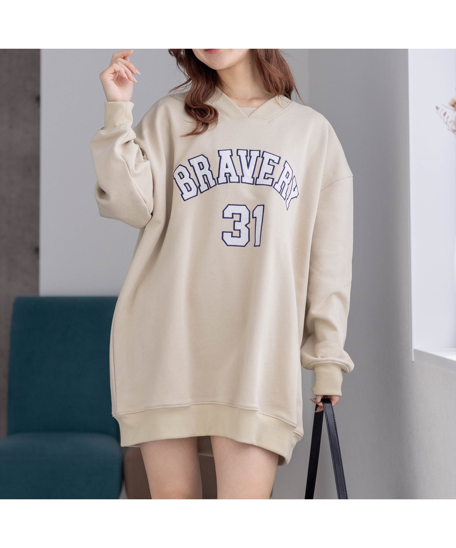 【クリア/clear】のワッペンロゴVネックオーバースウェットワンピース インテリア・キッズ・メンズ・レディースファッション・服の通販 founy(ファニー) 　ファッション　Fashion　レディースファッション　Fashion for Women　ワンピース　Dresses　キャップ　Cap, Baseball Cap　スニーカー　Sneakers, Trainers　BE|ID: prp329100004738190 ipo3291000000034225068