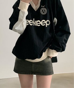 【チェルカ/CERCA】のMEMECLE/【 MEMECLE / メメクル 】プリントVネックゲームシャツ 人気、トレンドファッション・服の通販 founy(ファニー) ファッション Fashion レディースファッション Fashion for Women トップス・カットソー Cut & Sew Tops シャツ・ブラウス・オフィスカジュアル Elegant Blouses & Button-Ups Vネックトップス V-Neck Tops / V-Cut Neckline Shirts おすすめ Recommended / Our Picks インナー Innerwear ショート Short, Short Length スポーティ Sporty, Casual Athletic トレンド Trend, Trending Now パーカー Hoodie, Parka プリント Print, Printed Pattern プリーツ Pleats, Pleated 今季 This Season, Current Season 再入荷 Restock / Back in Stock |ID:prp329100004738205
