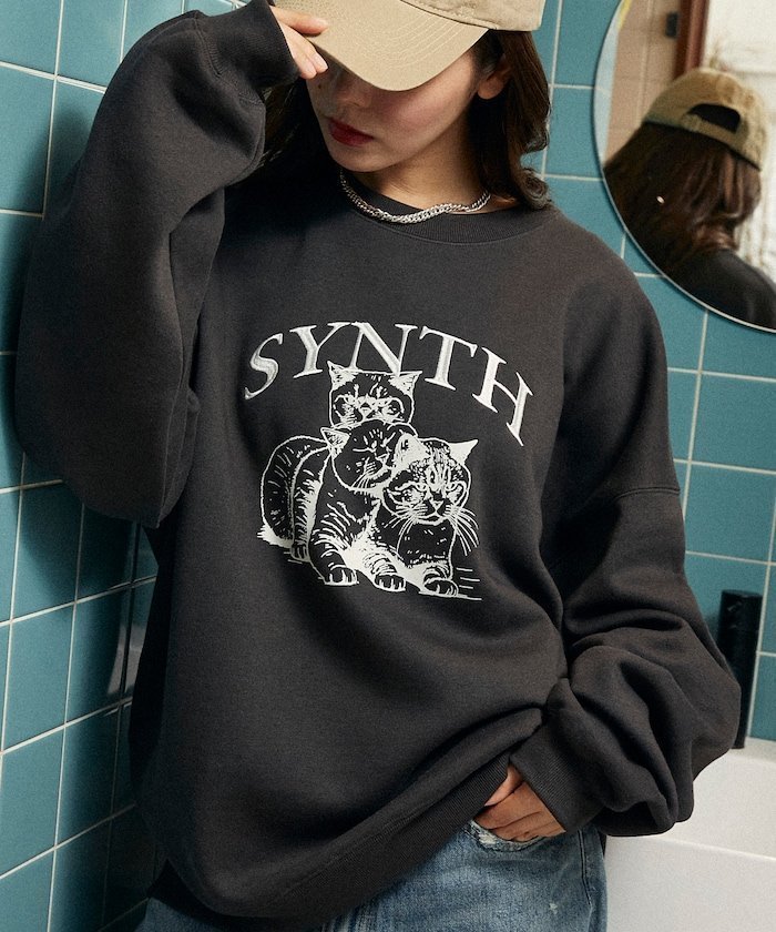 【フリークスストア/FREAK'S STORE】のSYNTH キャット 裏起毛 スウェット 限定展開 25AW インテリア・キッズ・メンズ・レディースファッション・服の通販 founy(ファニー) 　ファッション　Fashion　レディースファッション　Fashion for Women　トップス・カットソー　Cut & Sew Tops　レディースパーカー・カジュアルフーディー　Casual Hoodies & Sweatshirts　スウェット・クルーネックトップス　Sweatshirts & Crewnecks / Relaxed Fit Sweat Tops　2025年　2025　2025-2026秋冬・A/W　Autumn/Winter 2025–26 AW25–26　冬　Winter / This Winter　スウェット / スエット　Sweatshirt, Sweatwear　A/W・秋冬　Autumn/Winter　チャコールグレー|ID: prp329100004738216 ipo3291000000034225233