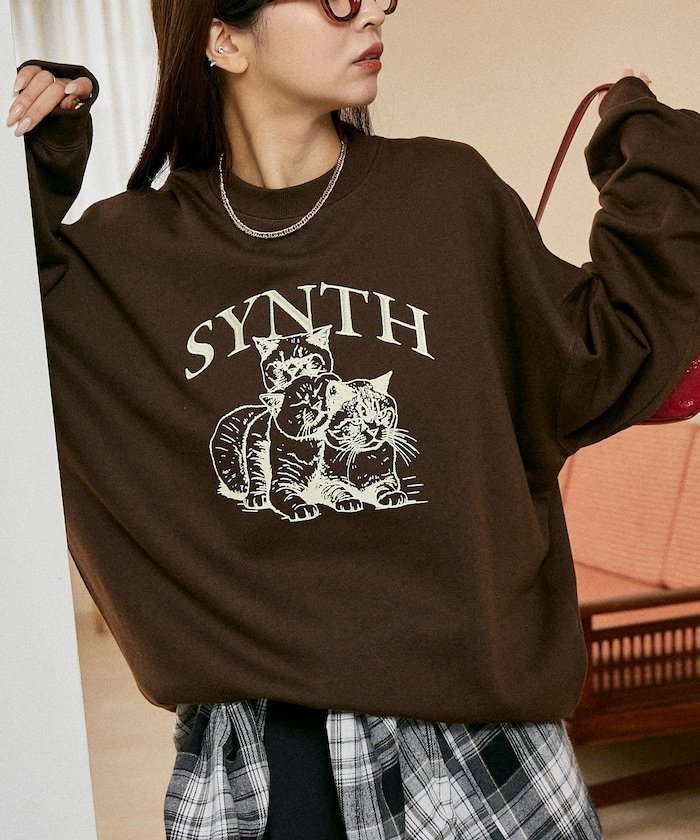 【フリークスストア/FREAK'S STORE】のSYNTH キャット 裏起毛 スウェット 限定展開 25AW インテリア・キッズ・メンズ・レディースファッション・服の通販 founy(ファニー) 　ファッション　Fashion　レディースファッション　Fashion for Women　トップス・カットソー　Cut & Sew Tops　レディースパーカー・カジュアルフーディー　Casual Hoodies & Sweatshirts　スウェット・クルーネックトップス　Sweatshirts & Crewnecks / Relaxed Fit Sweat Tops　2025年　2025　2025-2026秋冬・A/W　Autumn/Winter 2025–26 AW25–26　冬　Winter / This Winter　スウェット / スエット　Sweatshirt, Sweatwear　A/W・秋冬　Autumn/Winter　ブラウン|ID: prp329100004738216 ipo3291000000034225234