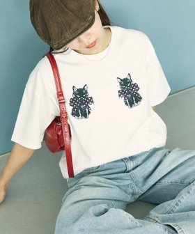 【フリークスストア/FREAK'S STORE】のフロッキー リボン キャット プリントTシャツ 限定展開 25SS 人気、トレンドファッション・服の通販 founy(ファニー) ファッション Fashion レディースファッション Fashion for Women トップス・カットソー Cut & Sew Tops シャツ・ブラウス・オフィスカジュアル Elegant Blouses & Button-Ups ロングTシャツ・Tシャツ Longline T-Shirts & Tees ジャケット Jacket, Outerwear スラックス Slacks, Dress Pants ダメージ Distressed, Destroyed デニム Denim, Jeans Material トレンド Trend, Trending Now 猫 Cat, Kitty バルーン Balloon, Balloon Silhouette バレエ Ballet, Ballet Style フェミニン Feminine, Girly フレア Flare, Flared プリント Print, Printed Pattern モチーフ Motif, Design Theme リボン Ribbon, Bow ルーズ Loose, Oversized ワイド Wide, Wide Fit S/S・春夏 SS, Spring/Summer, Warm Season おすすめ Recommended / Our Picks 夏 Summer 2025年 2025 2025春夏・S/S Spring/Summer 2025 SS25 |ID:prp329100004738357