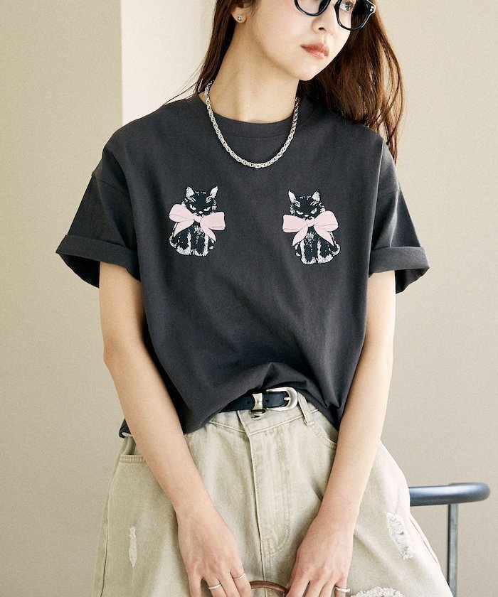 【フリークスストア/FREAK'S STORE】のフロッキー リボン キャット プリントTシャツ 限定展開 25SS インテリア・キッズ・メンズ・レディースファッション・服の通販 founy(ファニー) 　ファッション　Fashion　レディースファッション　Fashion for Women　トップス・カットソー　Cut & Sew Tops　シャツ・ブラウス・オフィスカジュアル　Elegant Blouses & Button-Ups　ロングTシャツ・Tシャツ　Longline T-Shirts & Tees　ジャケット　Jacket, Outerwear　スラックス　Slacks, Dress Pants　ダメージ　Distressed, Destroyed　デニム　Denim, Jeans Material　トレンド　Trend, Trending Now　猫　Cat, Kitty　バルーン　Balloon, Balloon Silhouette　バレエ　Ballet, Ballet Style　フェミニン　Feminine, Girly　フレア　Flare, Flared　プリント　Print, Printed Pattern　モチーフ　Motif, Design Theme　リボン　Ribbon, Bow　ルーズ　Loose, Oversized　ワイド　Wide, Wide Fit　S/S・春夏　SS, Spring/Summer, Warm Season　おすすめ　Recommended / Our Picks　夏　Summer　2025年　2025　2025春夏・S/S　Spring/Summer 2025 SS25　チャコールグレー|ID: prp329100004738357 ipo3291000000034226095