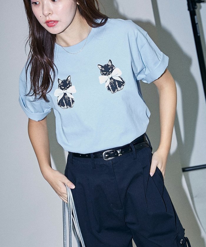 【フリークスストア/FREAK'S STORE】のフロッキー リボン キャット プリントTシャツ 限定展開 25SS インテリア・キッズ・メンズ・レディースファッション・服の通販 founy(ファニー) 　ファッション　Fashion　レディースファッション　Fashion for Women　トップス・カットソー　Cut & Sew Tops　シャツ・ブラウス・オフィスカジュアル　Elegant Blouses & Button-Ups　ロングTシャツ・Tシャツ　Longline T-Shirts & Tees　ジャケット　Jacket, Outerwear　スラックス　Slacks, Dress Pants　ダメージ　Distressed, Destroyed　デニム　Denim, Jeans Material　トレンド　Trend, Trending Now　猫　Cat, Kitty　バルーン　Balloon, Balloon Silhouette　バレエ　Ballet, Ballet Style　フェミニン　Feminine, Girly　フレア　Flare, Flared　プリント　Print, Printed Pattern　モチーフ　Motif, Design Theme　リボン　Ribbon, Bow　ルーズ　Loose, Oversized　ワイド　Wide, Wide Fit　S/S・春夏　SS, Spring/Summer, Warm Season　おすすめ　Recommended / Our Picks　夏　Summer　2025年　2025　2025春夏・S/S　Spring/Summer 2025 SS25　サックスブルー|ID: prp329100004738357 ipo3291000000034226096