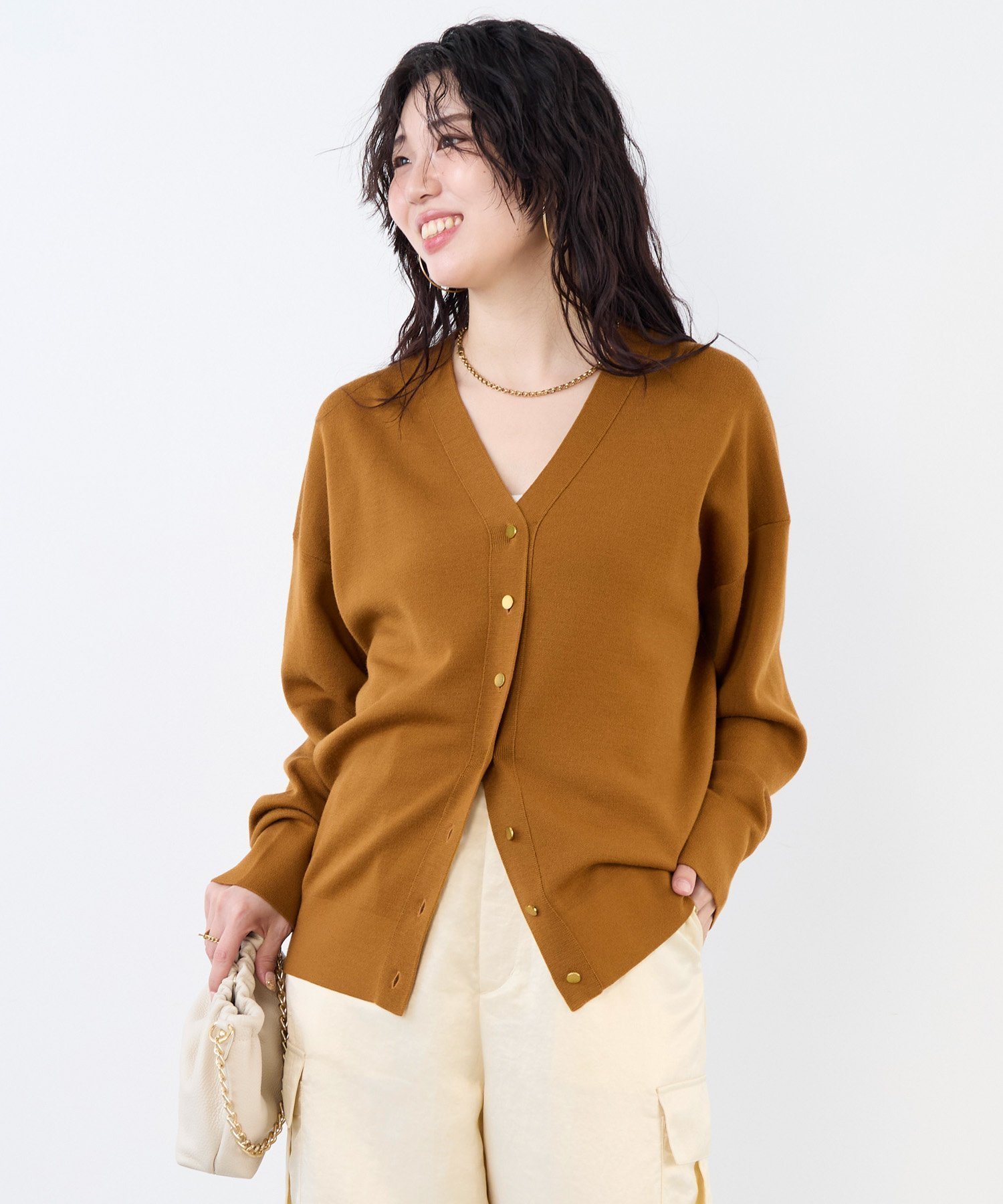 【マイカ ディール/MICA & DEAL】のVネックスムースカーディガン アンサンブル対応 インテリア・キッズ・メンズ・レディースファッション・服の通販 founy(ファニー) 　ファッション　Fashion　レディースファッション　Fashion for Women　トップス・カットソー　Cut & Sew Tops　カーディガン・羽織り　Layered Style Cardigans　アンサンブルニット　Knit Ensembles & Twin Sets　Vネックトップス　V-Neck Tops / V-Cut Neckline Shirts　おすすめ　Recommended / Our Picks　アンサンブル　Ensemble Set　カーディガン　Cardigan, Knitwear　スリット　Slit, Slit Detail　タートルネック　Turtleneck, High Neck　エレガント 上品　Elegant　CAMEL|ID: prp329100004738496 ipo3291000000034626170