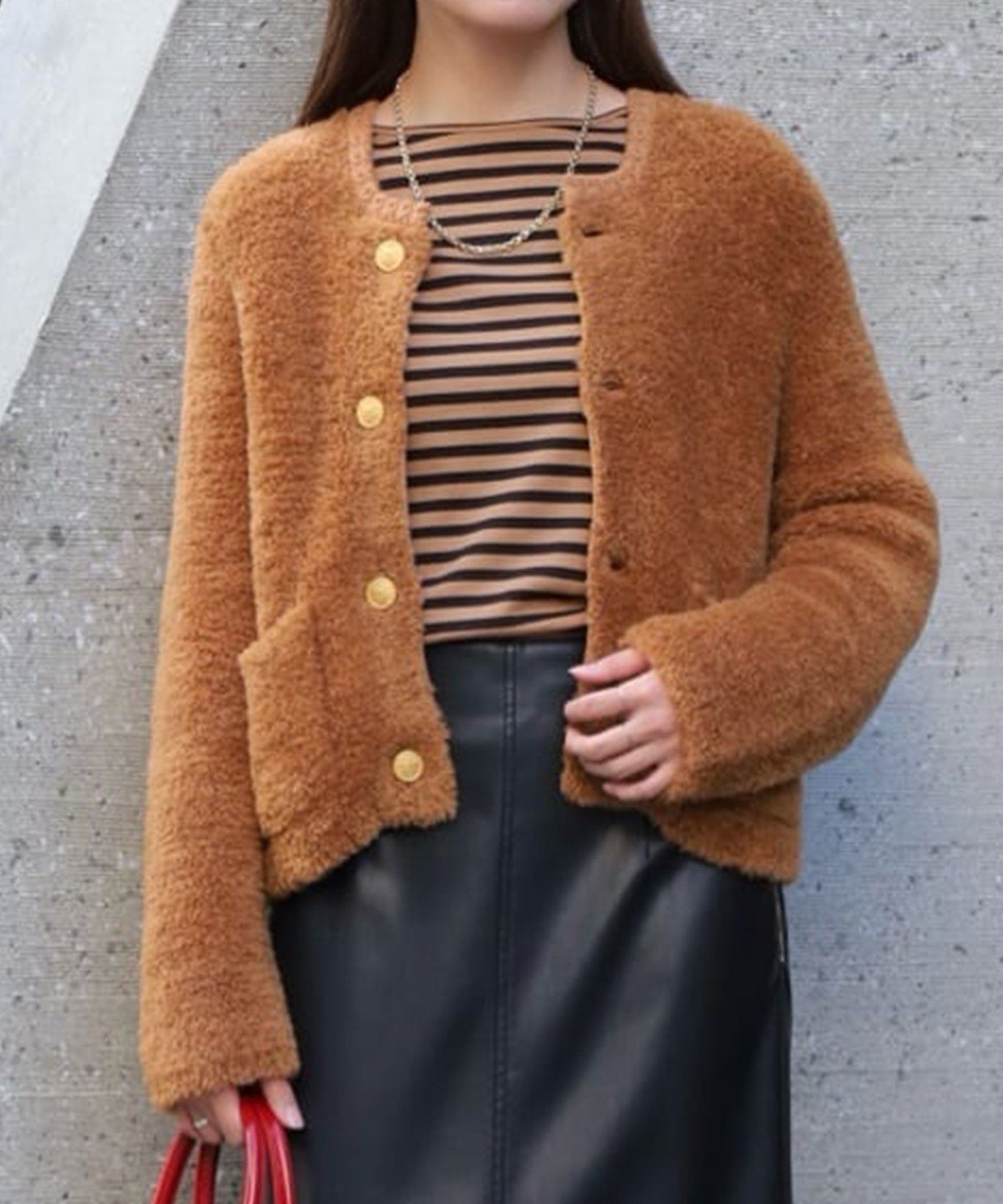 【トゥモローランド/TOMORROWLAND】のムートン クルーネックカーディガン インテリア・キッズ・メンズ・レディースファッション・服の通販 founy(ファニー) 　ファッション　Fashion　レディースファッション　Fashion for Women　トップス・カットソー　Cut & Sew Tops　カーディガン・羽織り　Layered Style Cardigans　カーディガン　Cardigan, Knitwear　コンパクト　Compact, Small Size　今季　This Season, Current Season　バランス　Balance, Style Balance　フォルム　Silhouette, Form　フロント　Front, Front Design　ポケット　Pocket, Pocket Detail　ムートン　Shearling, Mouton　モダン　Modern, Contemporary　ロング　Long, Long-Length　A/W・秋冬　Autumn/Winter　おすすめ　Recommended / Our Picks　2024年　2024　2024-2025秋冬・A/W　Autumn/Winter 2024–25 AW24–25　45 キャメル|ID: prp329100004738796 ipo3291000000034319996
