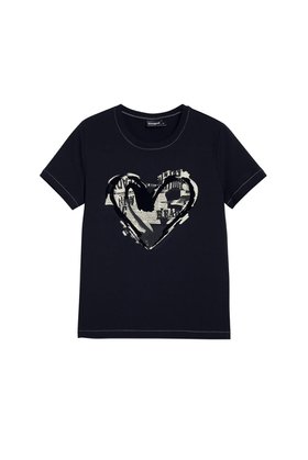 【デシグアル/Desigual】の新聞ハートプリントTシャツ ミニ丈 ブラック ホワイト 人気、トレンドファッション・服の通販 founy(ファニー) ファッション Fashion レディースファッション Fashion for Women トップス・カットソー Cut & Sew Tops シャツ・ブラウス・オフィスカジュアル Elegant Blouses & Button-Ups ロングTシャツ・Tシャツ Longline T-Shirts & Tees カラフル Colorful Design ガーリー Girly, Feminine Style グラフィック Graphic, Graphic Design シンプル Simple, Minimal デニム Denim, Jeans Material 定番 Standard, Basic Item パターン Pattern, Design Print プリント Print, Printed Pattern ベルベット Velvet, Velvety 半袖 Short Sleeve, Half Sleeve ラウンド Round, Round Neck エレガント 上品 Elegant |ID:prp329100004739446