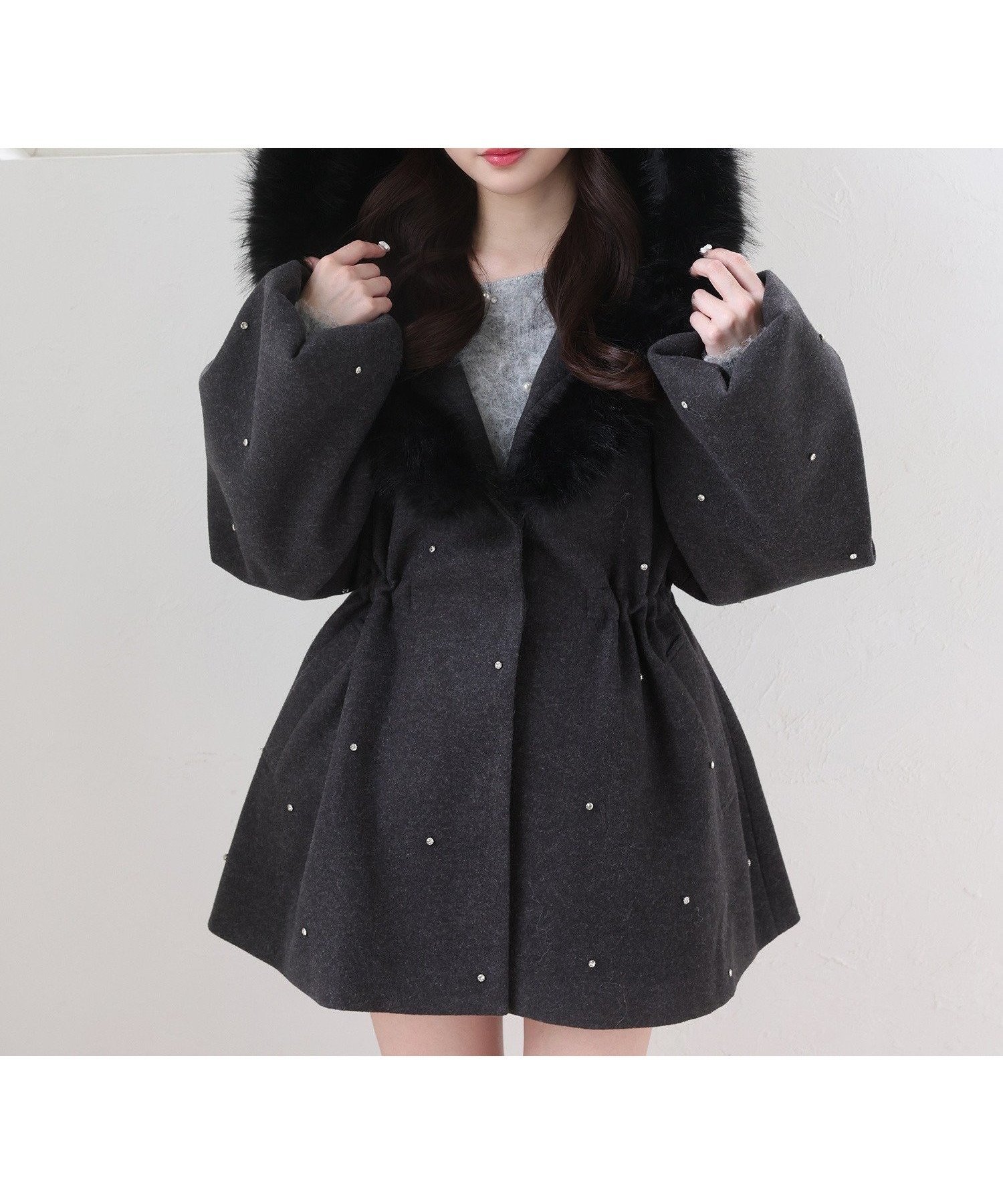 【ナイスクラップ/NICE CLAUP】のフードフェイクファービジューミドルコート インテリア・キッズ・メンズ・レディースファッション・服の通販 founy(ファニー) ファッション Fashion レディースファッション Fashion for Women アウター Coat / Outerwear Collection コート・ロングコート・ピーコート Long Coats, Peacoats & More 2025年 2025 2025-2026秋冬・A/W Autumn/Winter 2025–26 AW25–26 冬 Winter / This Winter おすすめ Recommended / Our Picks スラックス Slacks, Dress Pants デニム Denim, Jeans Material フェミニン Feminine, Girly ミドル Middle Length, Mid Height ロング Long, Long-Length エレガント 上品 Elegant チャコールグレー|ID: prp329100004739548 ipo3291000000034450910