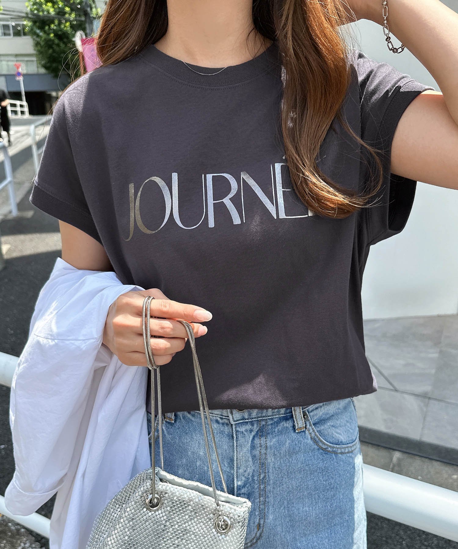 【アンドミー/andme】のロゴプリント フレンチスリーブ Tシャツ インテリア・キッズ・メンズ・レディースファッション・服の通販 founy(ファニー) 　ファッション　Fashion　レディースファッション　Fashion for Women　トップス・カットソー　Cut & Sew Tops　シャツ・ブラウス・オフィスカジュアル　Elegant Blouses & Button-Ups　ロングTシャツ・Tシャツ　Longline T-Shirts & Tees　カットソー　Cut and Sewn Top　スリット　Slit, Slit Detail　スリーブ　Sleeve, Long Sleeve / Short Sleeve　人気　Popular, Best Seller　フェルト　Felt, Felt Fabric　フレンチ　French, French Style　プリント　Print, Printed Pattern　ロング　Long, Long-Length　おすすめ　Recommended / Our Picks　スミクロ×ダークシルバー|ID: prp329100004740552 ipo3291000000034247889