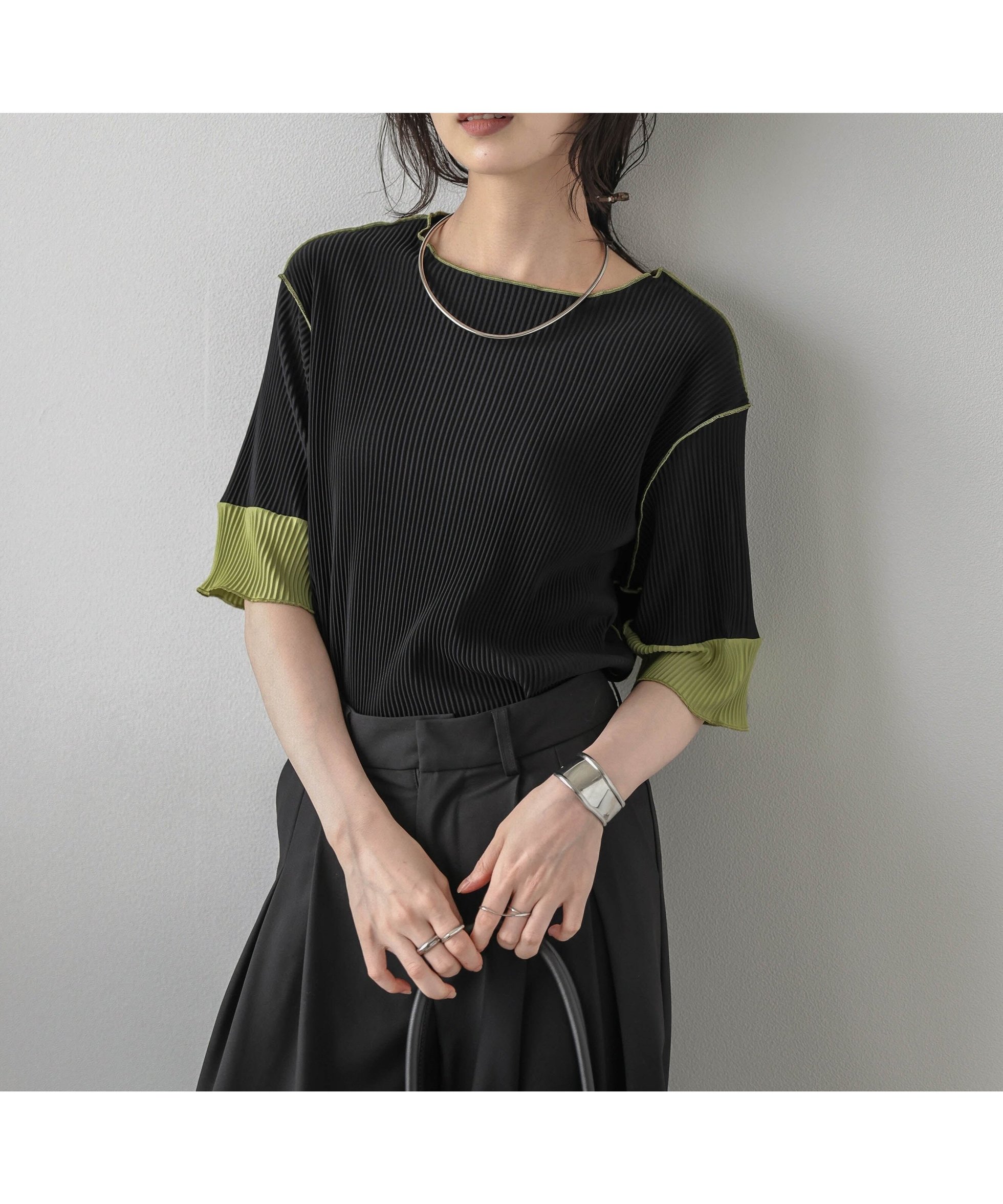 【ラジュール/Lajour】のバイカラープリーツトップス インテリア・キッズ・メンズ・レディースファッション・服の通販 founy(ファニー) 　ファッション　Fashion　レディースファッション　Fashion for Women　トップス・カットソー　Cut & Sew Tops　シンプル　Simple, Minimal　スリーブ　Sleeve, Long Sleeve / Short Sleeve　プリーツ　Pleats, Pleated　リラックス　Relax, Relaxed Fit　ブラック|ID: prp329100004740691 ipo3291000000034249516