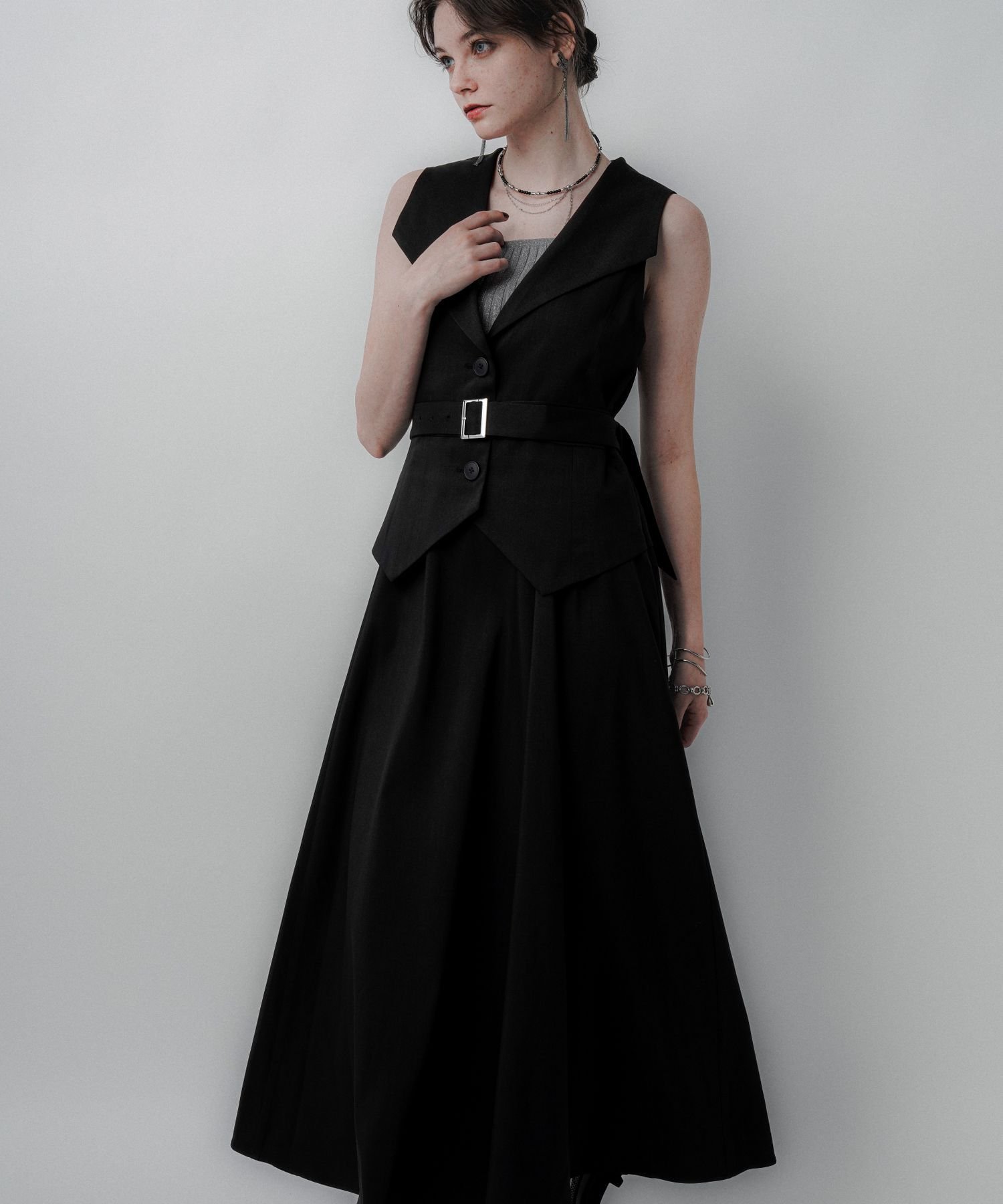 【ハレ/HARE】のVネックレイヤードライクワンピース インテリア・キッズ・メンズ・レディースファッション・服の通販 founy(ファニー) 　ファッション　Fashion　レディースファッション　Fashion for Women　ワンピース　Dresses　インナー　Innerwear　ウェーブ　Wavy Pattern　コルセット　Corset, Bustier　シューズ　Shoes, Footwear　シンプル　Simple, Minimal　ストレート　Straight, Straight Cut　スーツ　Suit, Formalwear　ノースリーブ　Sleeveless, No-Sleeve　バレエ　Ballet, Ballet Style　ビッグ　Big, Oversized　フロント　Front, Front Design　ブラウジング　Blouson Silhouette, Cinched Waist　ベスト　Vest, Waistcoat　ワイド　Wide, Wide Fit　おすすめ　Recommended / Our Picks　エレガント 上品　Elegant　●ブラック09|ID: prp329100004740743 ipo3291000000034249994