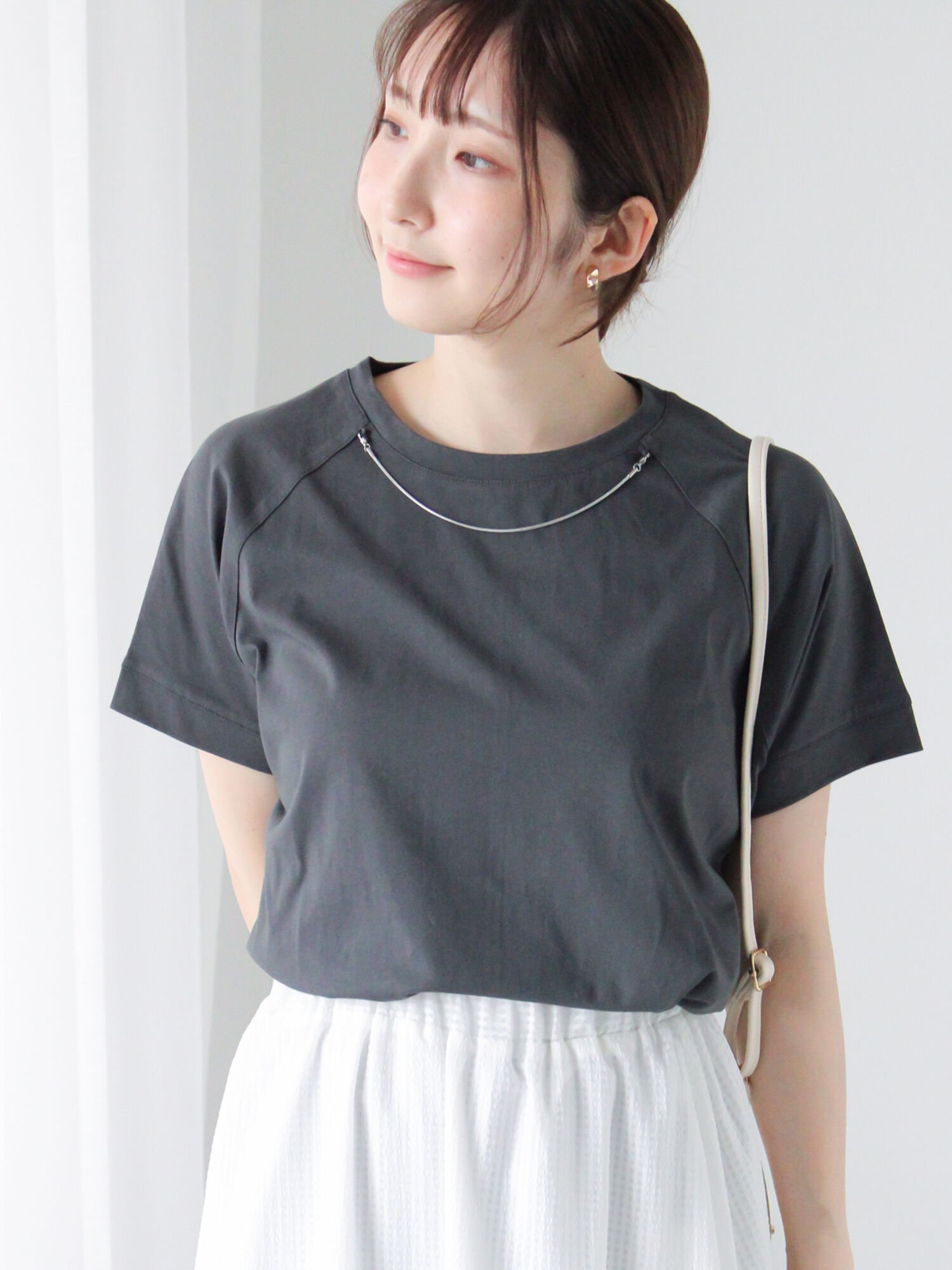 【テチチ/Te chichi】のネックレス付きTシャツ インテリア・キッズ・メンズ・レディースファッション・服の通販 founy(ファニー) 　ファッション　Fashion　レディースファッション　Fashion for Women　トップス・カットソー　Cut & Sew Tops　シャツ・ブラウス・オフィスカジュアル　Elegant Blouses & Button-Ups　ロングTシャツ・Tシャツ　Longline T-Shirts & Tees　ジュエリー　Jewelry　ネックレス　Necklaces & Pendants　シンプル　Simple, Minimal　スリーブ　Sleeve, Long Sleeve / Short Sleeve　ネックレス　Necklace, Pendant Necklace　エレガント 上品　Elegant　チャコールグレー|ID: prp329100004740744 ipo3291000000034250005