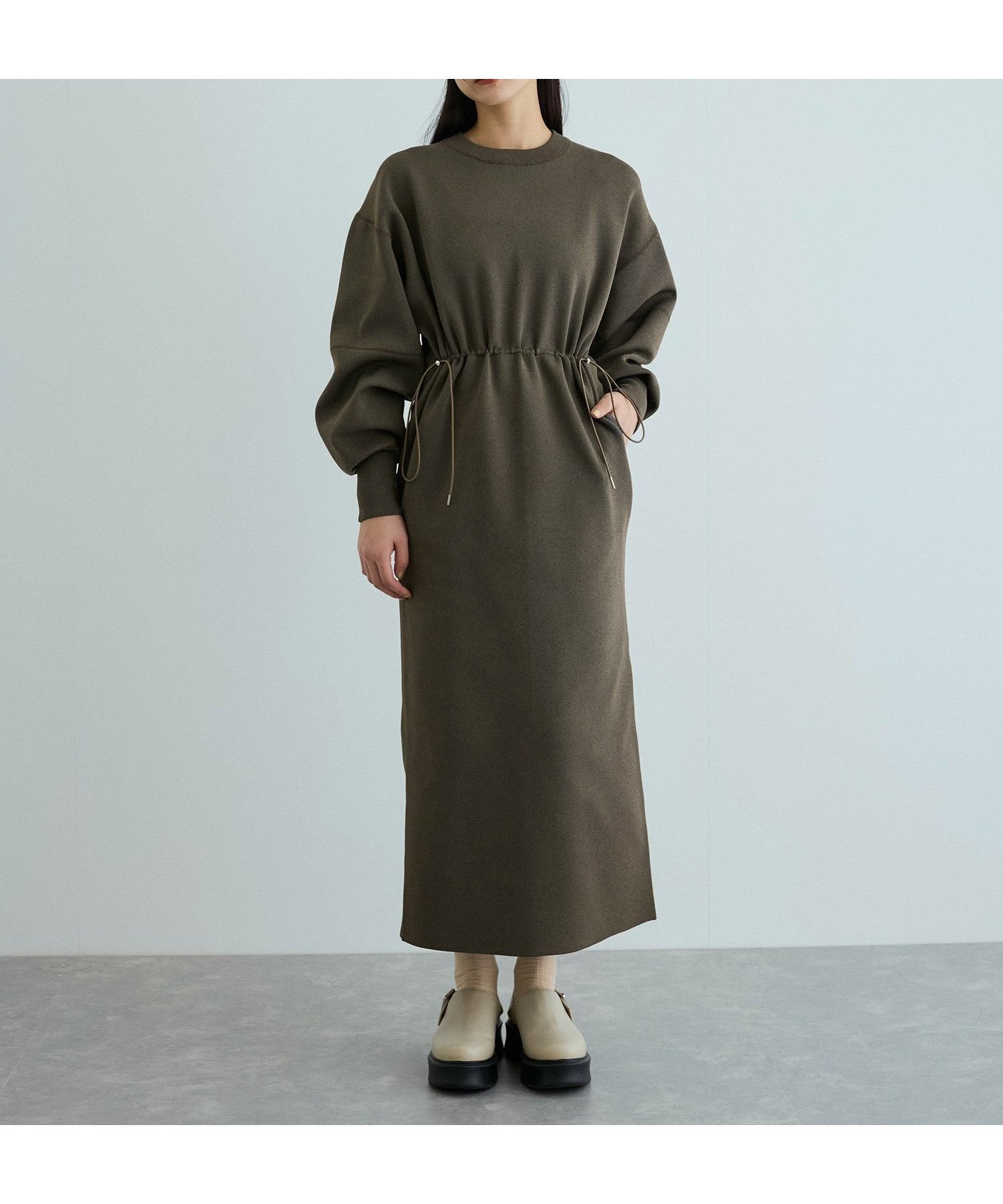 【アダム エ ロペ/ADAM ET ROPE'】のフォルムニットワンピース インテリア・キッズ・メンズ・レディースファッション・服の通販 founy(ファニー) 　ファッション　Fashion　レディースファッション　Fashion for Women　ワンピース　Dresses　ニットワンピース　Knit Dresses　インナー　Innerwear　ギャザー　Gathered, Ruffled　シアー　Sheer, See-Through　スニーカー　Sneakers, Trainers　スリーブ　Sleeve, Long Sleeve / Short Sleeve　タートルネック　Turtleneck, High Neck　定番　Standard, Basic Item　人気　Popular, Best Seller　バランス　Balance, Style Balance　パープル　Purple, Violet　フォルム　Silhouette, Form　ポケット　Pocket, Pocket Detail　リラックス　Relax, Relaxed Fit　A/W・秋冬　Autumn/Winter　おすすめ　Recommended / Our Picks　2025年　2025　2025-2026秋冬・A/W　Autumn/Winter 2025–26 AW25–26　ダークブラウン系(21)|ID: prp329100004740797 ipo3291000000034250963