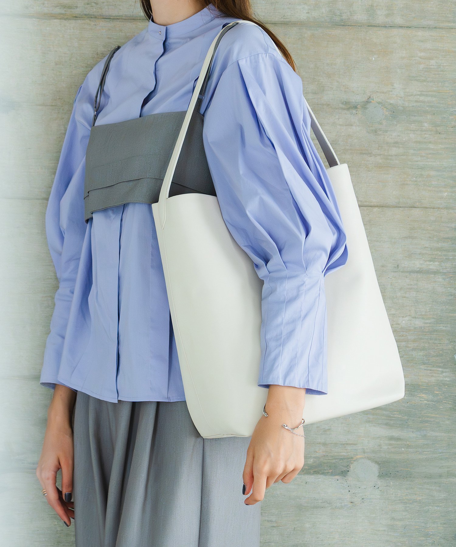 【ユナイテッド ベース/UNITED BASE】の【LA MARGE】【本革】【A4対応】ワンハンドル バケツバッグ インテリア・キッズ・メンズ・レディースファッション・服の通販 founy(ファニー) ファッション Fashion レディースファッション Fashion for Women バッグ Bags スマホ Smartphone, Mobile Device スーツ Suit, Formalwear 財布 Wallet, Purse トラベル Travel, Travel Gear トレンド Trend, Trending Now バケツ Bucket, Bucket Style バランス Balance, Style Balance フォルム Silhouette, Form フォーマル Formal, Dressy ポケット Pocket, Pocket Detail おすすめ Recommended / Our Picks エレガント 上品 Elegant ビジネス 仕事 通勤 Business / Work / Commuting アイボリー|ID: prp329100004740800 ipo3291000000034873319