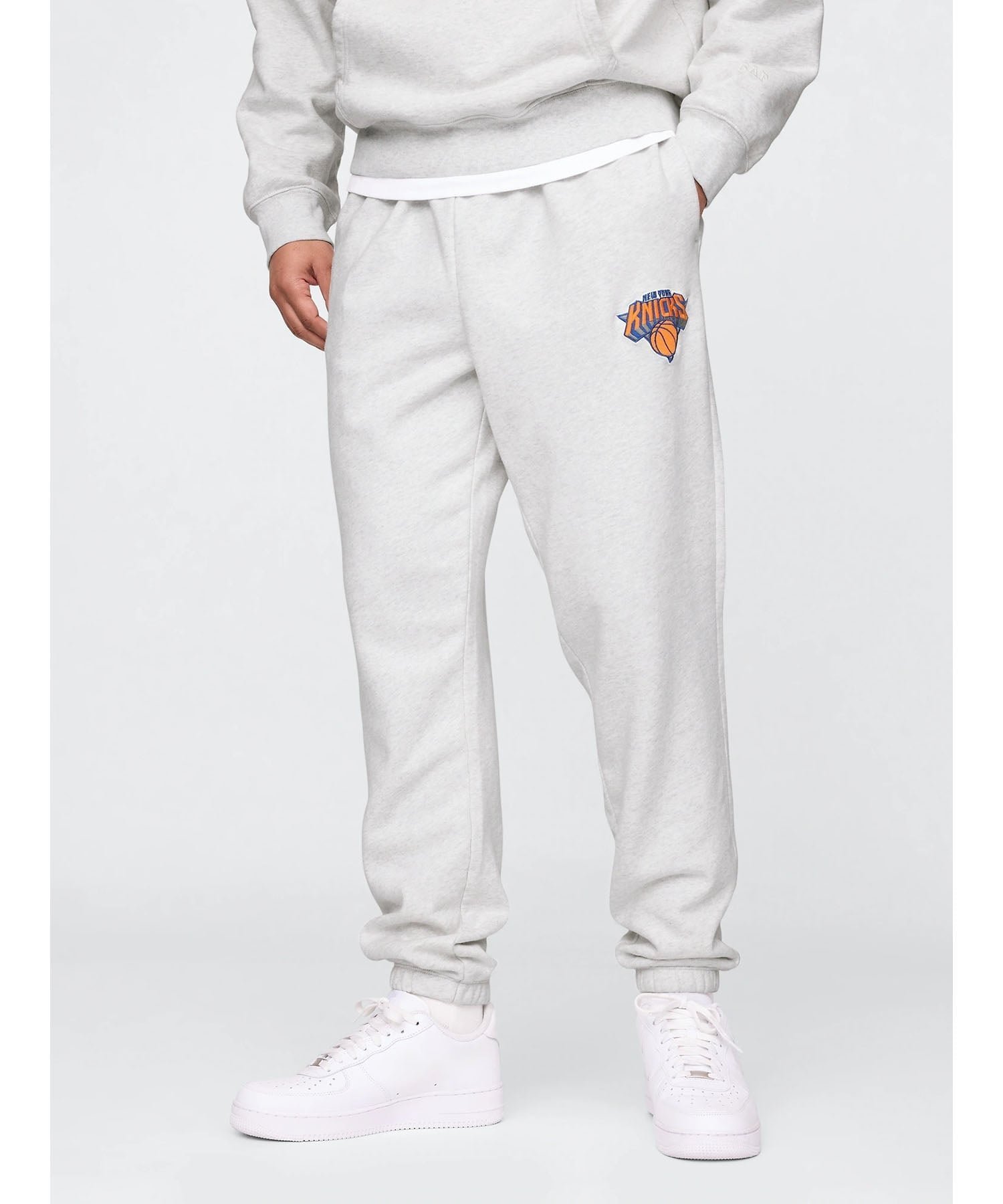 【ギャップ/GAP】のNBA ニューヨーク ニックス ロゴ ヘビーウェイトジョガーパンツ インテリア・キッズ・メンズ・レディースファッション・服の通販 founy(ファニー) 　ファッション　Fashion　レディースファッション　Fashion for Women　パンツ　Pants & Trousers　キャラクター　Character, Licensed Characters　スニーカー　Sneakers, Trainers　ニューヨーク　New York, NYC Style　リラックス　Relax, Relaxed Fit　ワンポイント　One Point, Statement Accent　人気　Popular, Best Seller　PALE GREY HEATHER BC01|ID: prp329100004741508 ipo3291000000034260289