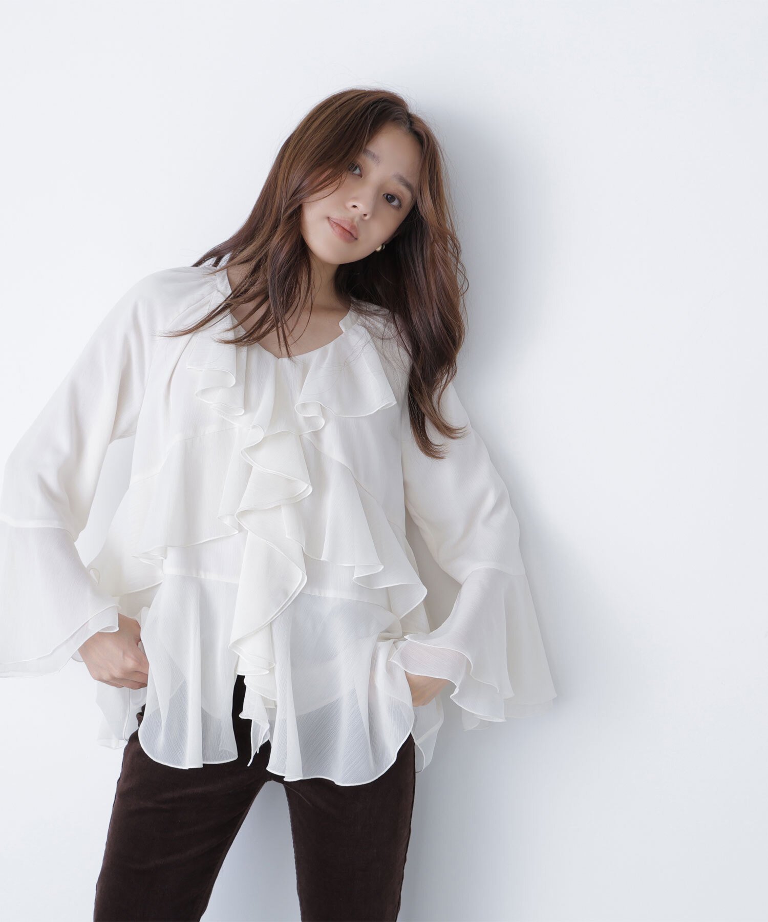 【ナチュラル ビューティー ベーシック/NATURAL BEAUTY BASIC】のラッフルフリルチュニックブラウス インテリア・キッズ・メンズ・レディースファッション・服の通販 founy(ファニー) 　ファッション　Fashion　レディースファッション　Fashion for Women　トップス・カットソー　Cut & Sew Tops　シャツ・ブラウス・オフィスカジュアル　Elegant Blouses & Button-Ups　おすすめ　Recommended / Our Picks　インナー　Innerwear　スリット　Slit, Slit Detail　チュニック　Tunic, Long Top　デニム　Denim, Jeans Material　トレンド　Trend, Trending Now　フリル　Frill, Ruffle　切替　Switching, Contrast Panel　オフホワイト1|ID: prp329100004741514 ipo3291000000034260327