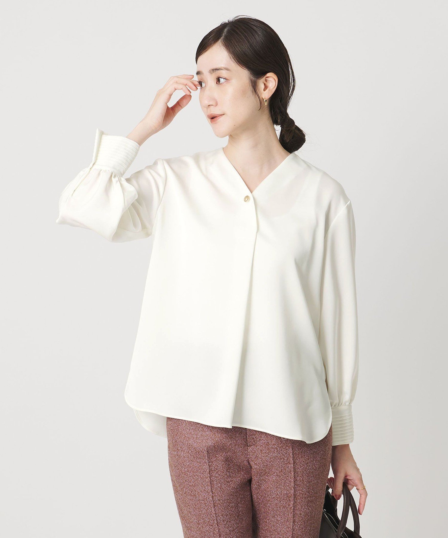 【ユナイテッドアローズ/UNITED ARROWS】のサテン Vネック ブラウス -ウォッシャブル- インテリア・キッズ・メンズ・レディースファッション・服の通販 founy(ファニー) 　ファッション　Fashion　レディースファッション　Fashion for Women　トップス・カットソー　Cut & Sew Tops　シャツ・ブラウス・オフィスカジュアル　Elegant Blouses & Button-Ups　Vネックトップス　V-Neck Tops / V-Cut Neckline Shirts　インナー　Innerwear　ウォッシャブル　Machine Washable　サテン　Satin, Glossy Fabric　シルク　Silk, 100% Silk　シンプル　Simple, Minimal　ジャケット　Jacket, Outerwear　スラックス　Slacks, Dress Pants　とろみ　Fluid, Flowy Fabric　ワイド　Wide, Wide Fit　おすすめ　Recommended / Our Picks　エレガント 上品　Elegant　OFF WHITE|ID: prp329100004741829 ipo3291000000034263295