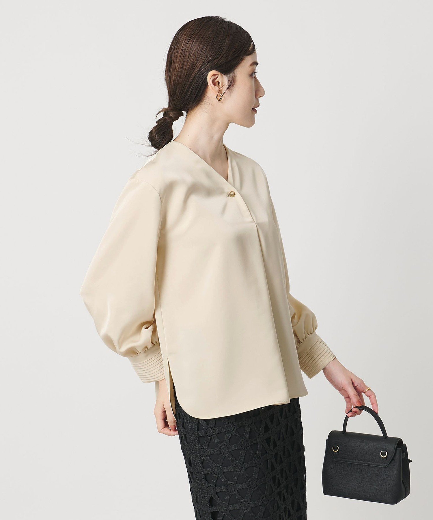 【ユナイテッドアローズ/UNITED ARROWS】のサテン Vネック ブラウス -ウォッシャブル- インテリア・キッズ・メンズ・レディースファッション・服の通販 founy(ファニー) 　ファッション　Fashion　レディースファッション　Fashion for Women　トップス・カットソー　Cut & Sew Tops　シャツ・ブラウス・オフィスカジュアル　Elegant Blouses & Button-Ups　Vネックトップス　V-Neck Tops / V-Cut Neckline Shirts　インナー　Innerwear　ウォッシャブル　Machine Washable　サテン　Satin, Glossy Fabric　シルク　Silk, 100% Silk　シンプル　Simple, Minimal　ジャケット　Jacket, Outerwear　スラックス　Slacks, Dress Pants　とろみ　Fluid, Flowy Fabric　ワイド　Wide, Wide Fit　おすすめ　Recommended / Our Picks　エレガント 上品　Elegant　BEIGE|ID: prp329100004741829 ipo3291000000034263297